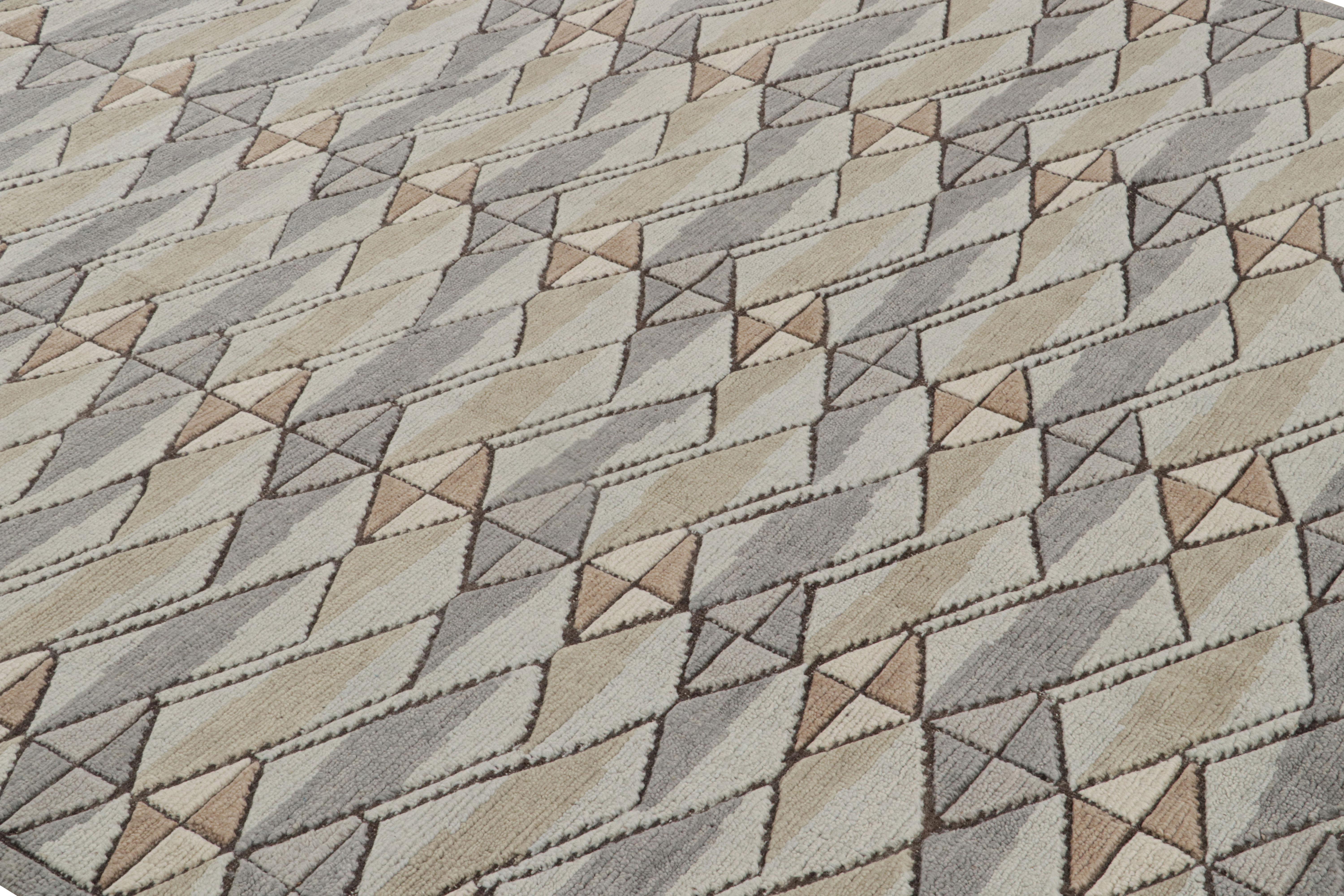 Rug & Kilim's Teppich im skandinavischen Stil in Beige-Braun und Grau mit geometrischen Mustern (Indisch) im Angebot