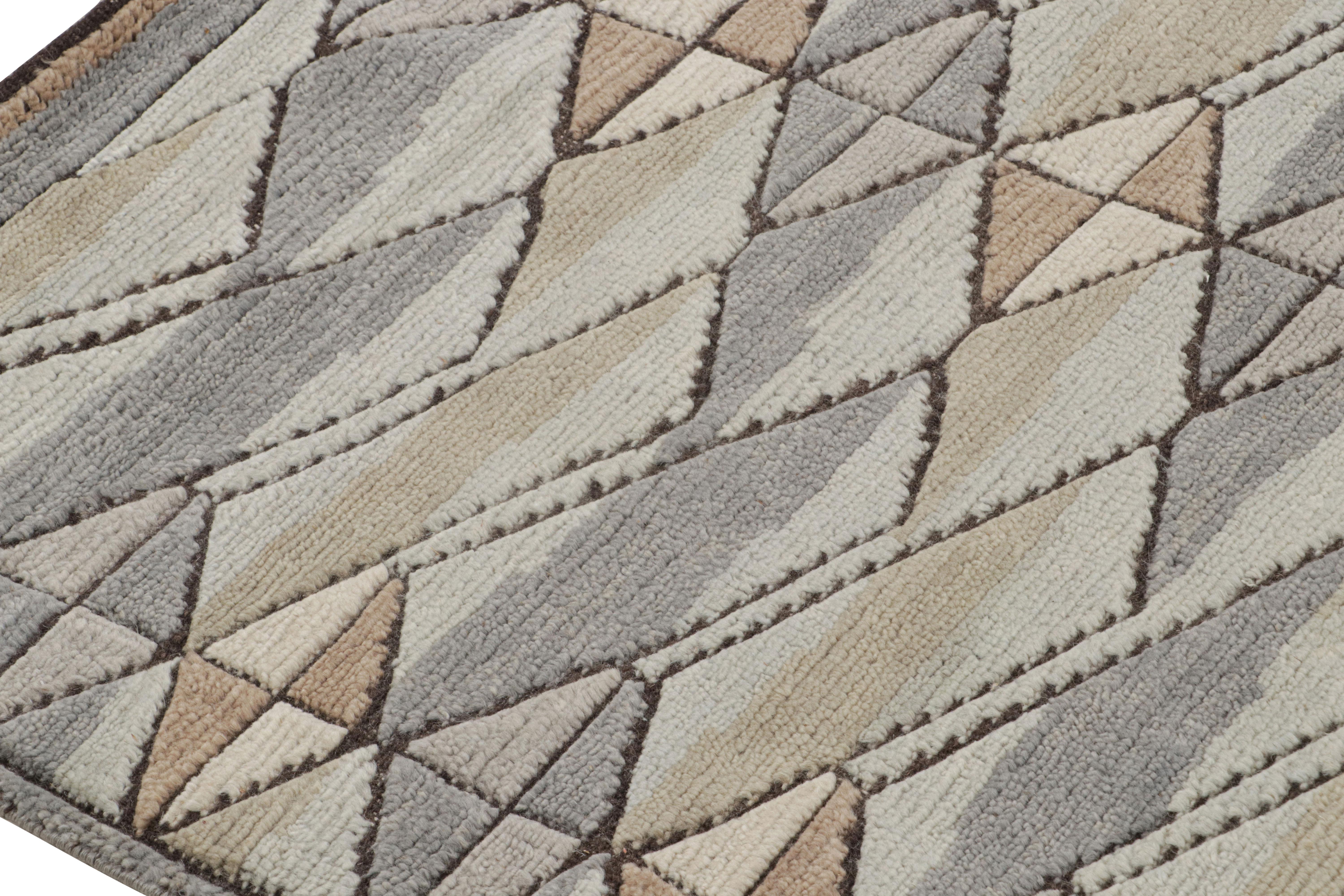 Noué à la main Tapis de style scandinave à motifs géométriques beige-brun et gris de Rug & Kilim en vente