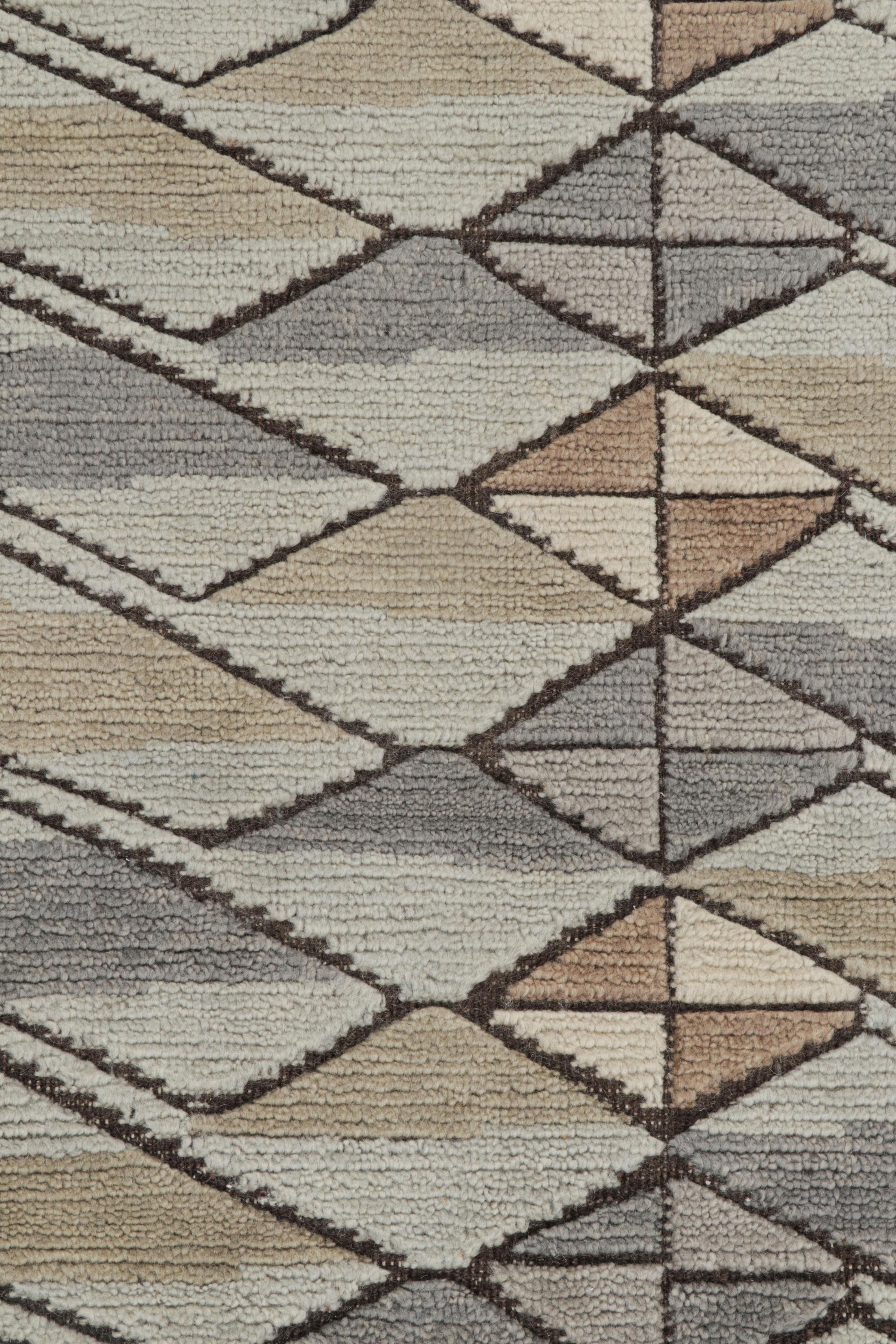 Tappeto in stile scandinavo Rug & Kilim con motivi geometrici beige-marrone e grigio In condizioni Nuovo in vendita a Long Island City, NY