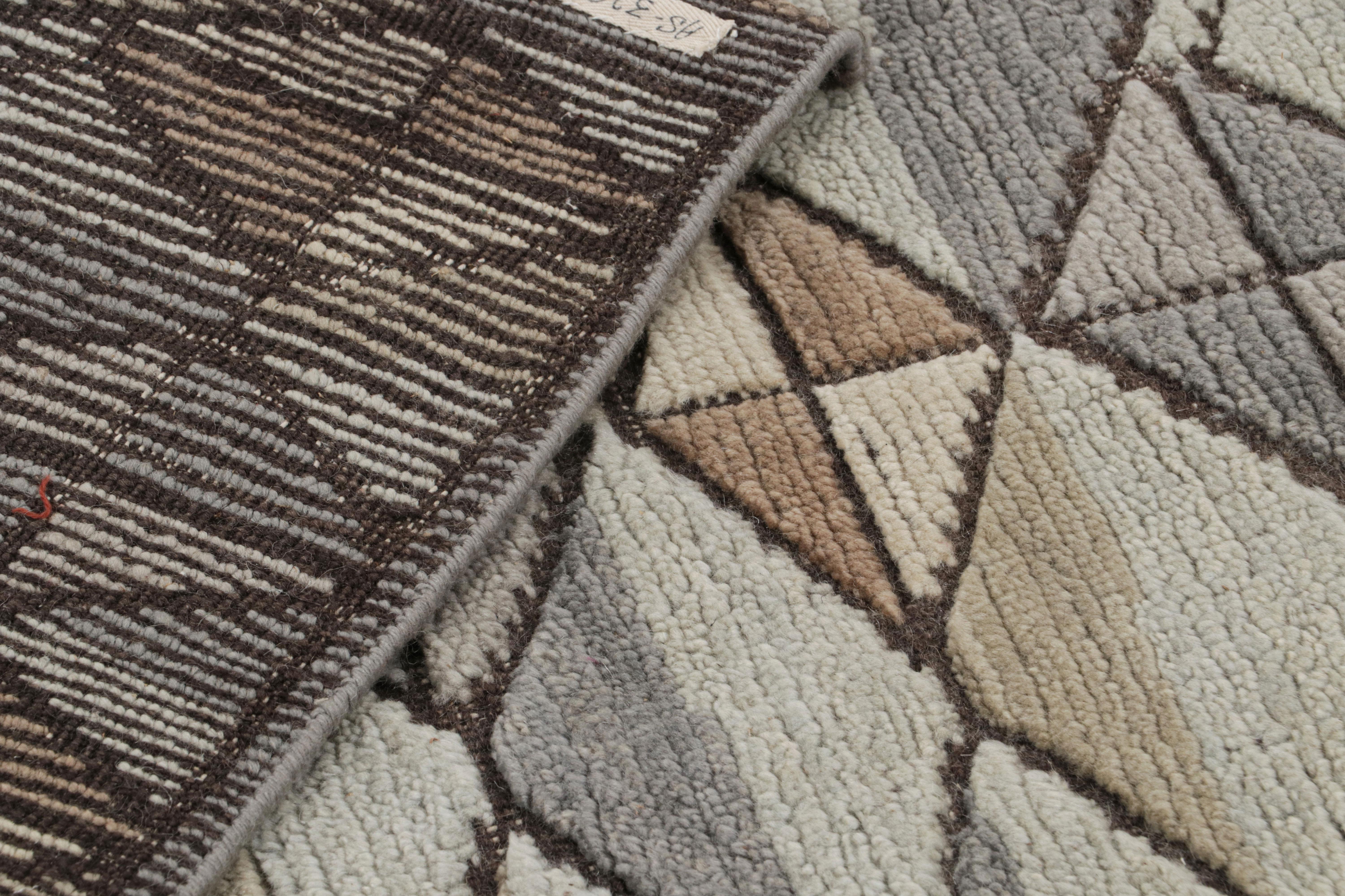 XXIe siècle et contemporain Tapis de style scandinave à motifs géométriques beige-brun et gris de Rug & Kilim en vente