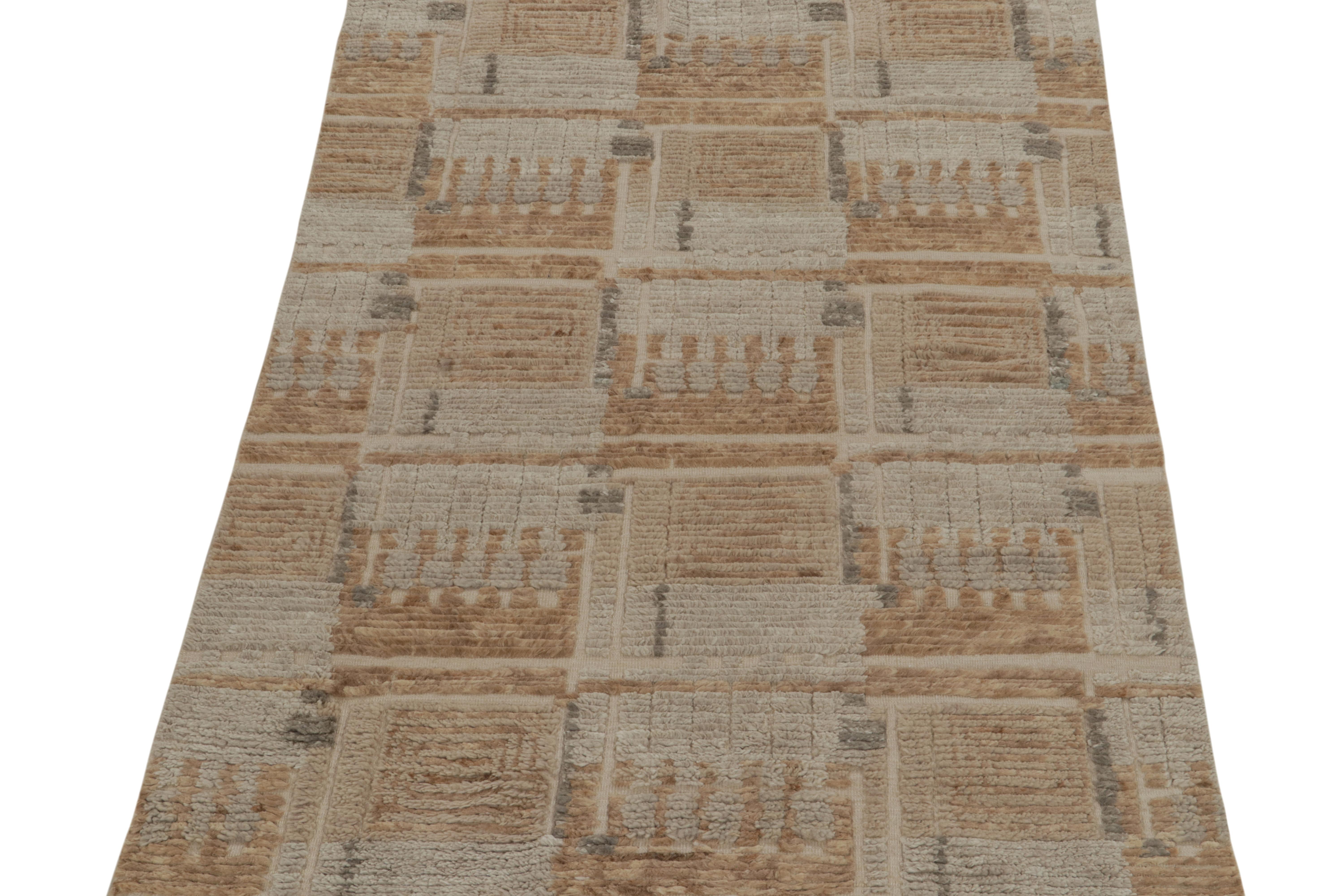 Rug & Kilim's Teppich im skandinavischen Stil in Beige-Braun und Grau mit Hoch-Tief-Mustern (Art déco) im Angebot