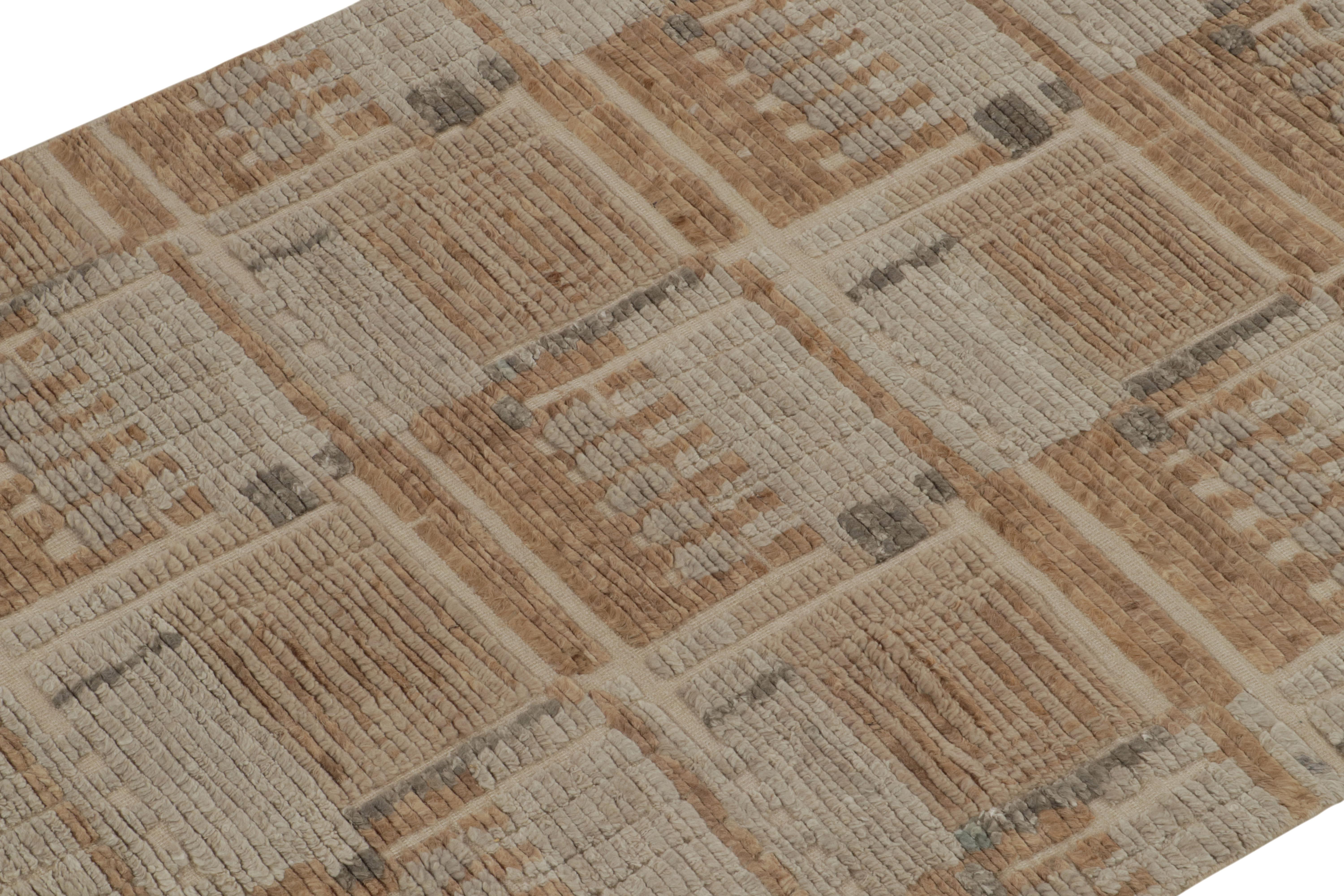 Rug & Kilim's Teppich im skandinavischen Stil in Beige-Braun und Grau mit Hoch-Tief-Mustern (Indisch) im Angebot