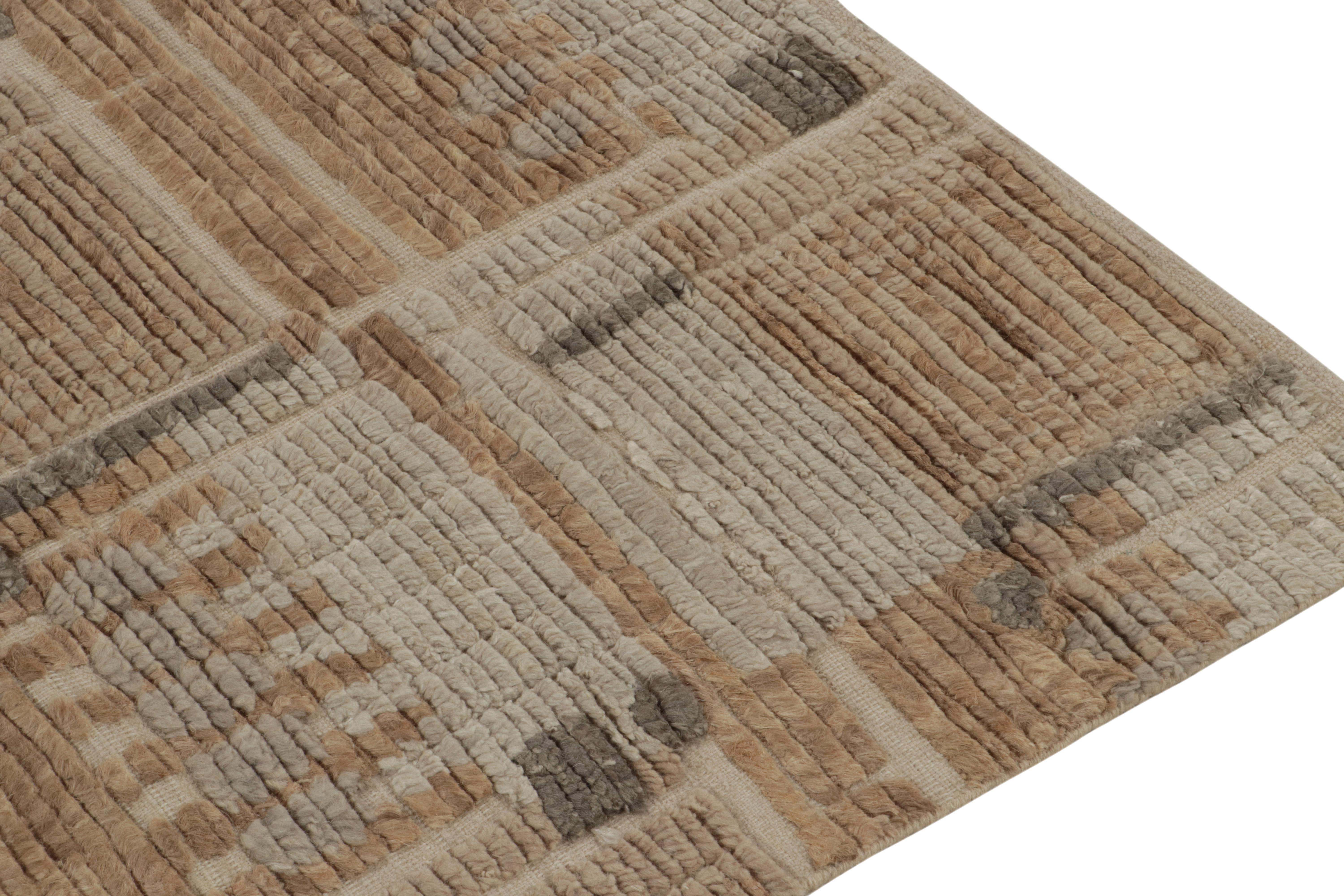 Rug & Kilim's Teppich im skandinavischen Stil in Beige-Braun und Grau mit Hoch-Tief-Mustern (Handgeknüpft) im Angebot