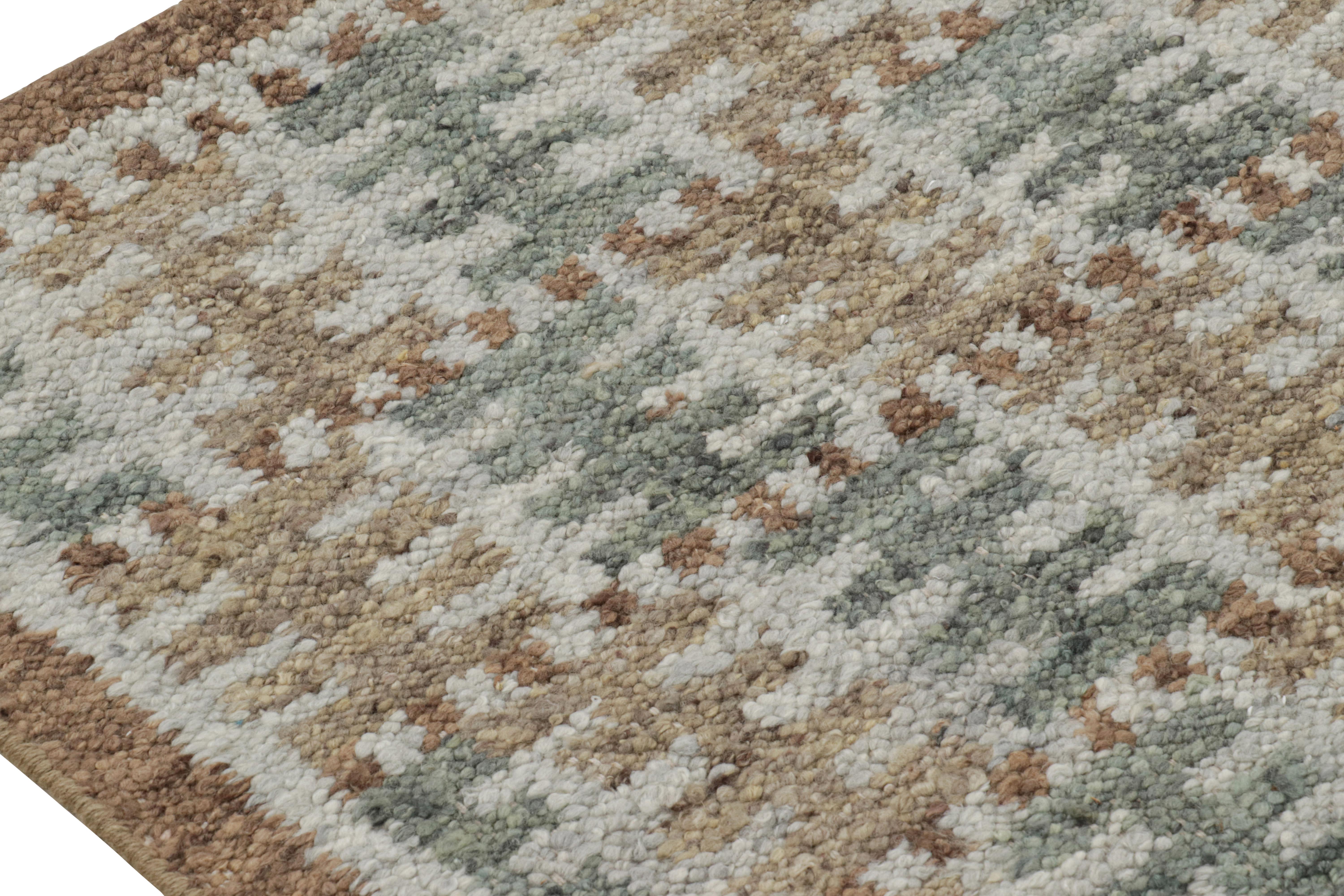 Rug & Kilim è un tappeto in stile scandinavo con motivi geometrici beige-marrone e verde acqua. In condizioni Nuovo in vendita a Long Island City, NY