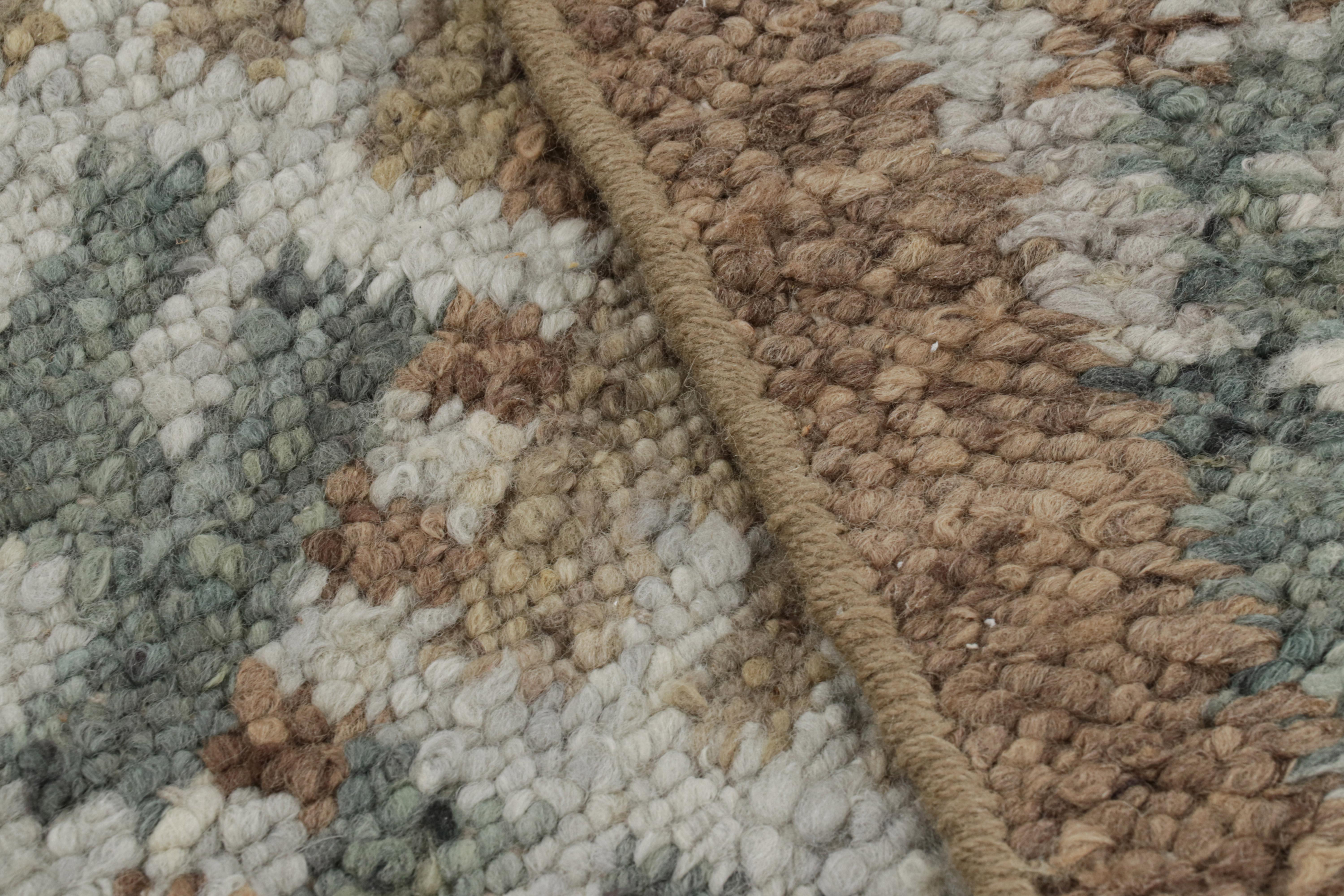 XXI secolo e contemporaneo Rug & Kilim è un tappeto in stile scandinavo con motivi geometrici beige-marrone e verde acqua. in vendita