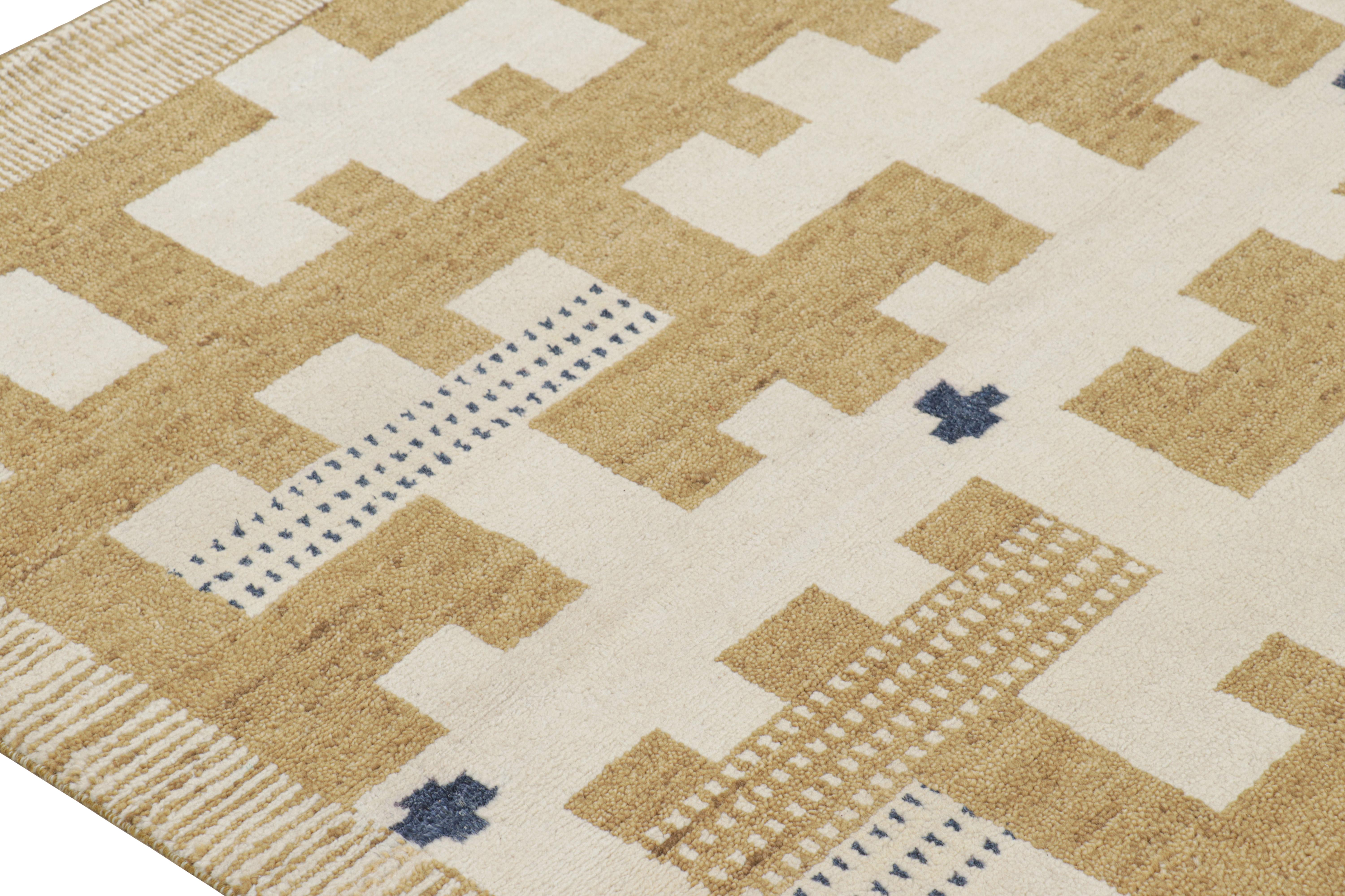 Rug & Kilim's Teppich im skandinavischen Stil in Beige-Braun und Weiß mit geometrischen Mustern (Moderne) im Angebot