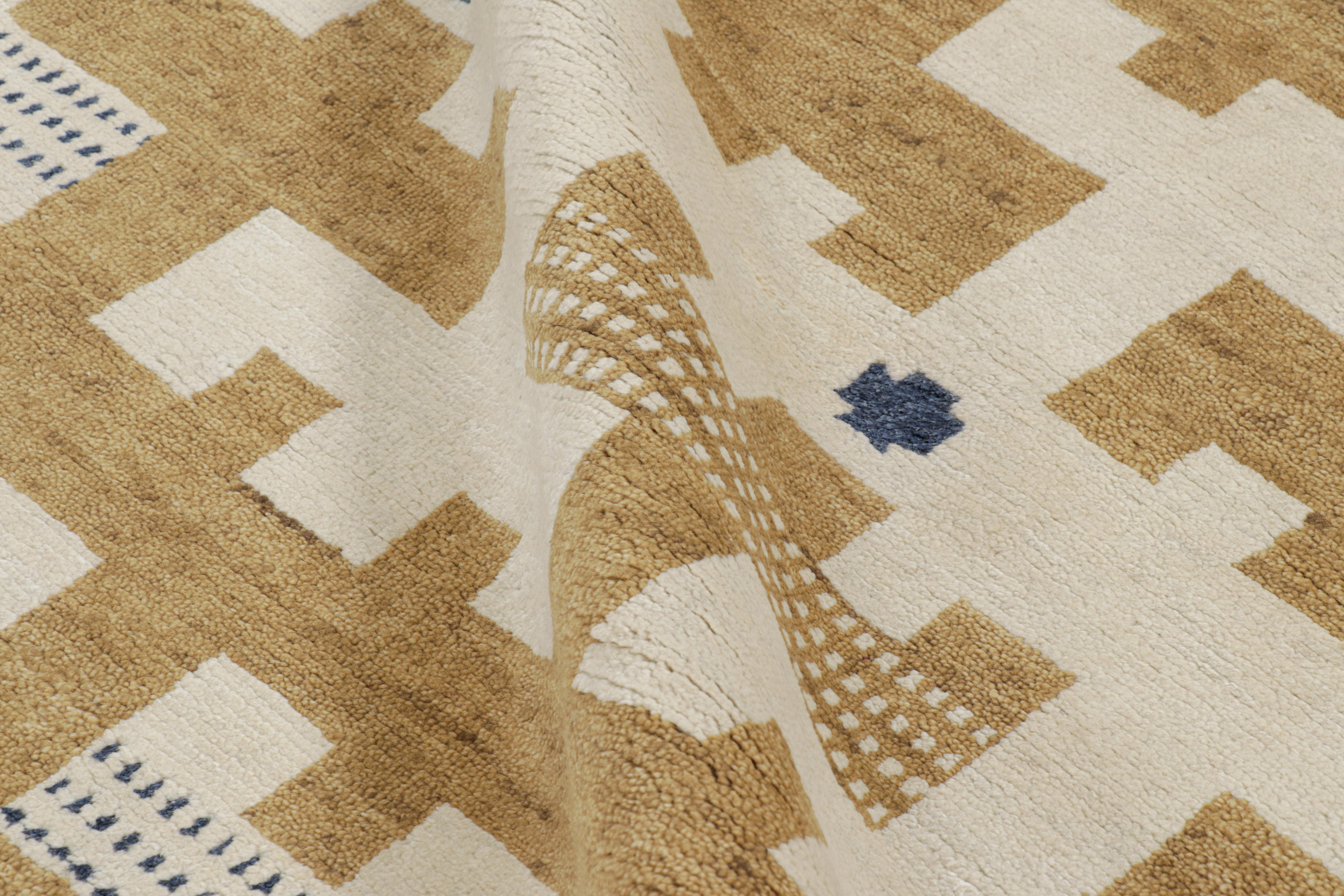 Rug & Kilim's Teppich im skandinavischen Stil in Beige-Braun und Weiß mit geometrischen Mustern im Zustand „Neu“ im Angebot in Long Island City, NY
