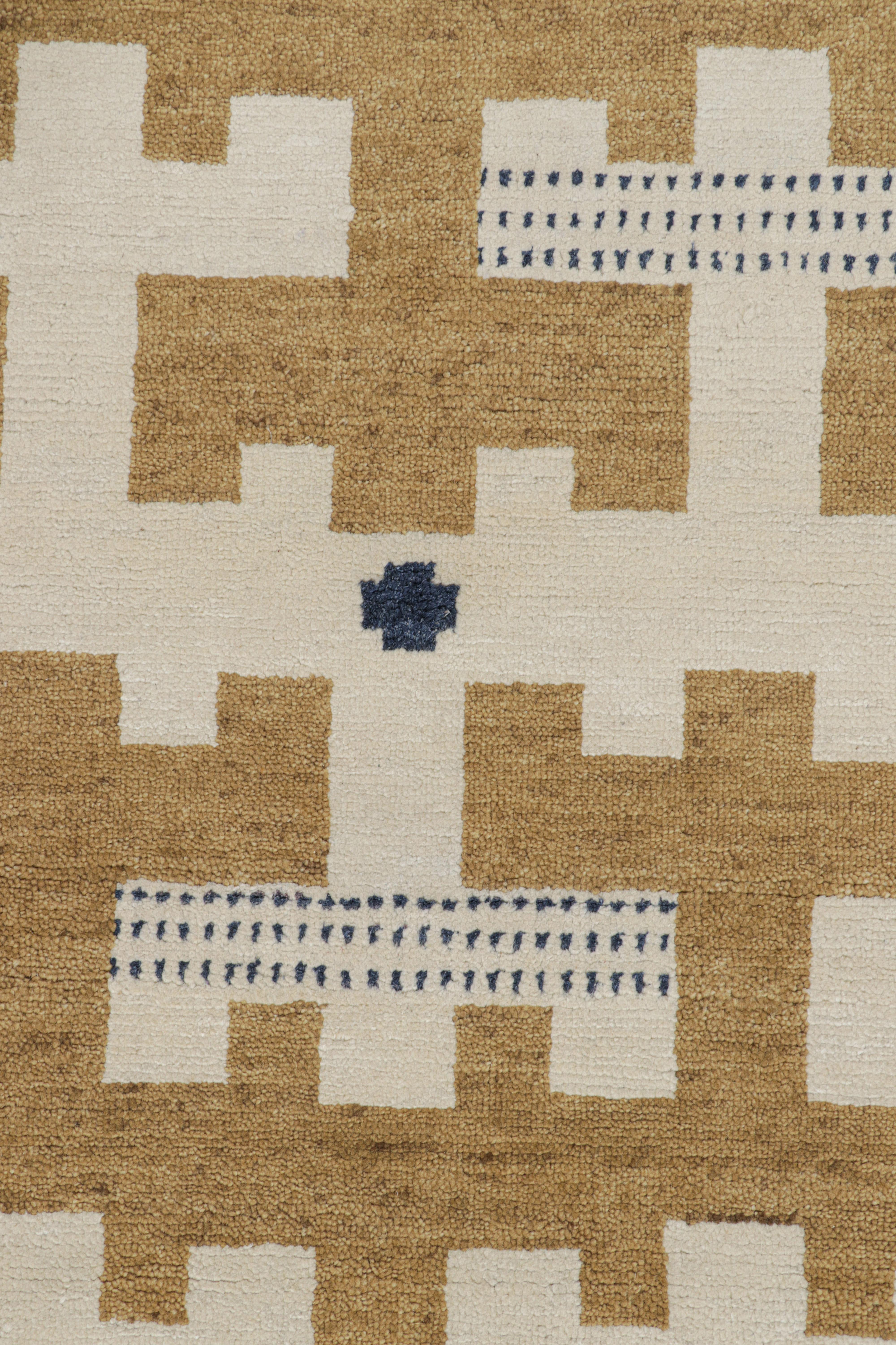 Rug & Kilim's Teppich im skandinavischen Stil in Beige-Braun und Weiß mit geometrischen Mustern (21. Jahrhundert und zeitgenössisch) im Angebot