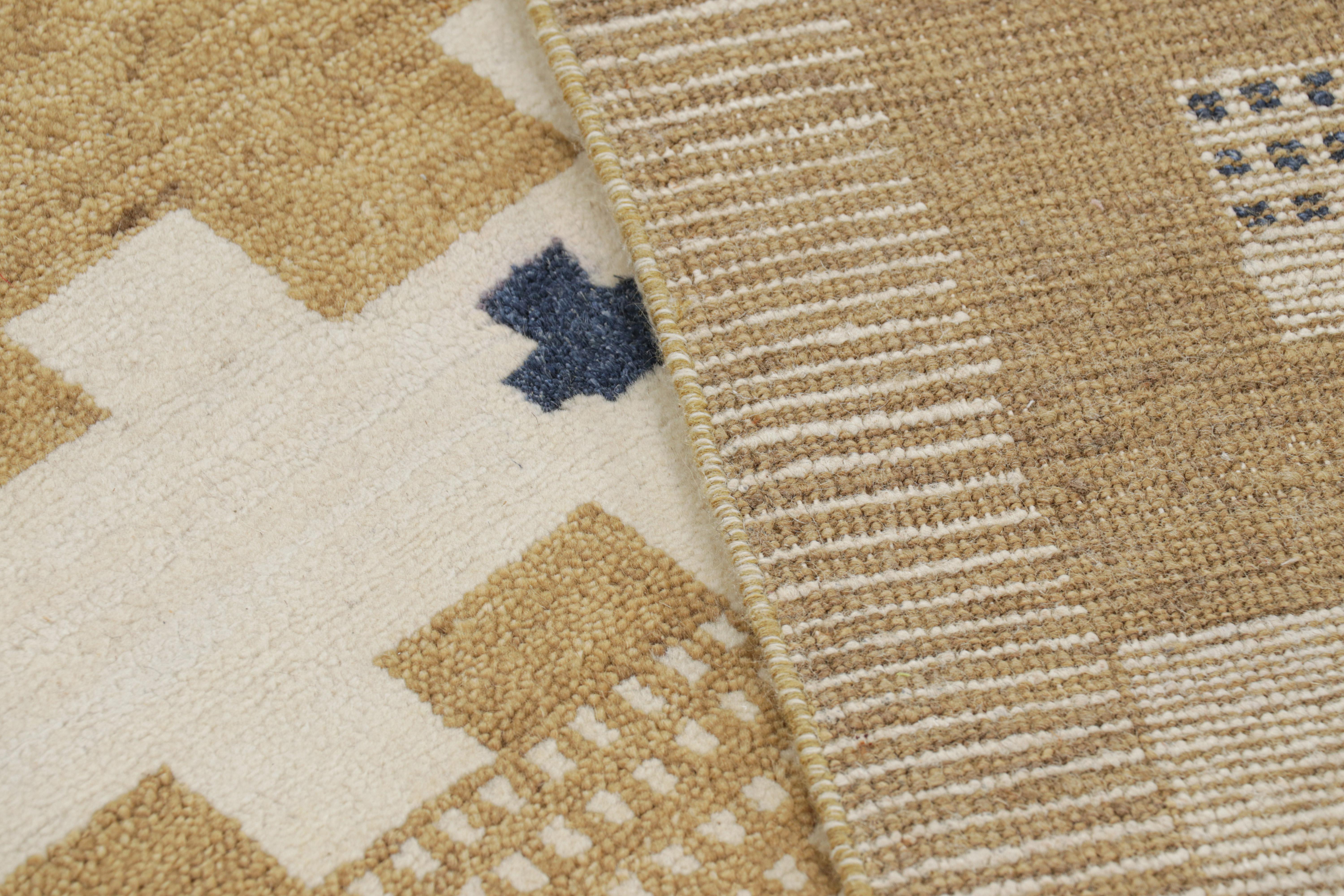 Rug & Kilim's Teppich im skandinavischen Stil in Beige-Braun und Weiß mit geometrischen Mustern (Wolle) im Angebot