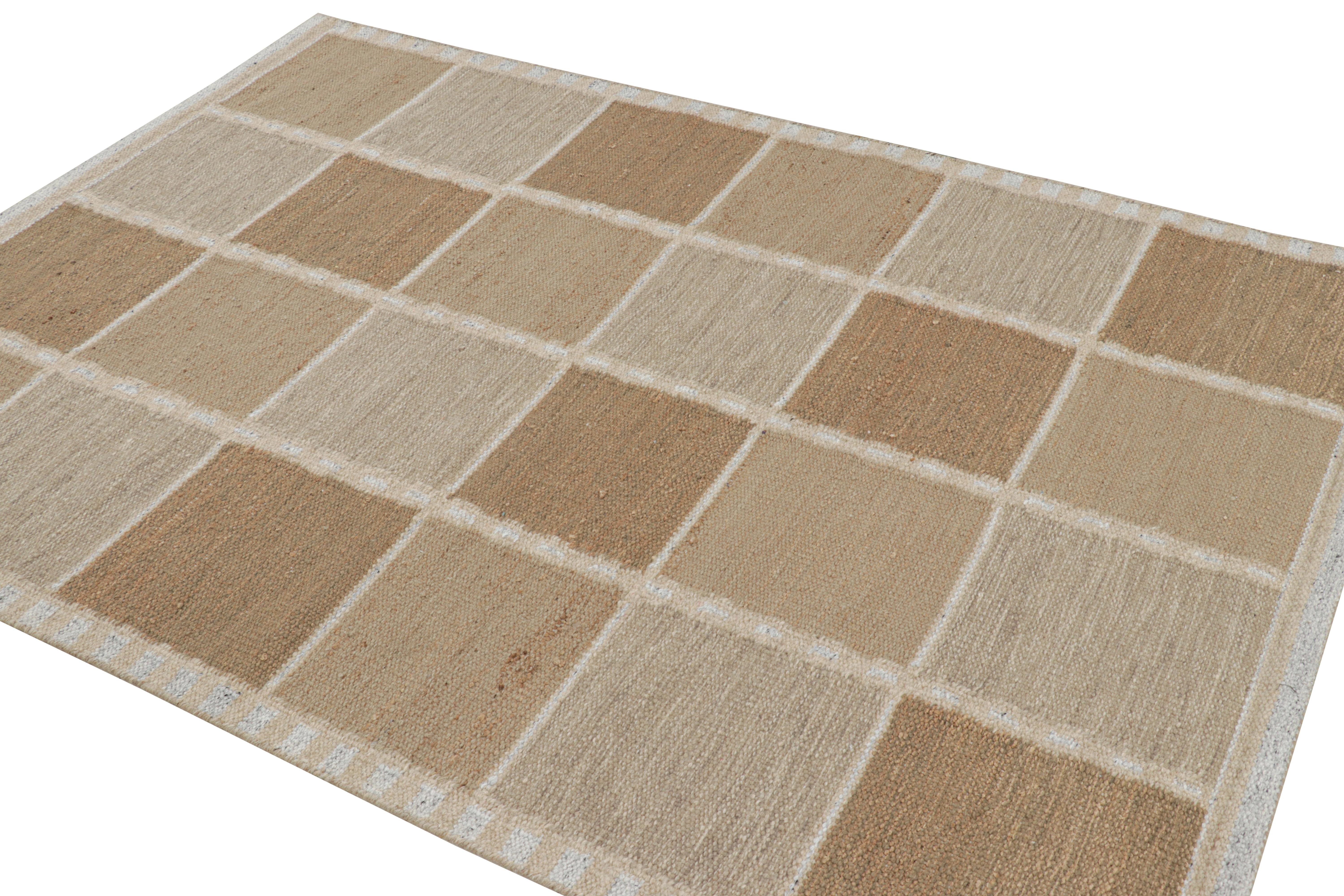 Rug & Kilim's Teppich im skandinavischen Stil in Beige-Braun & Creme mit geometrischen Mustern (Indisch) im Angebot