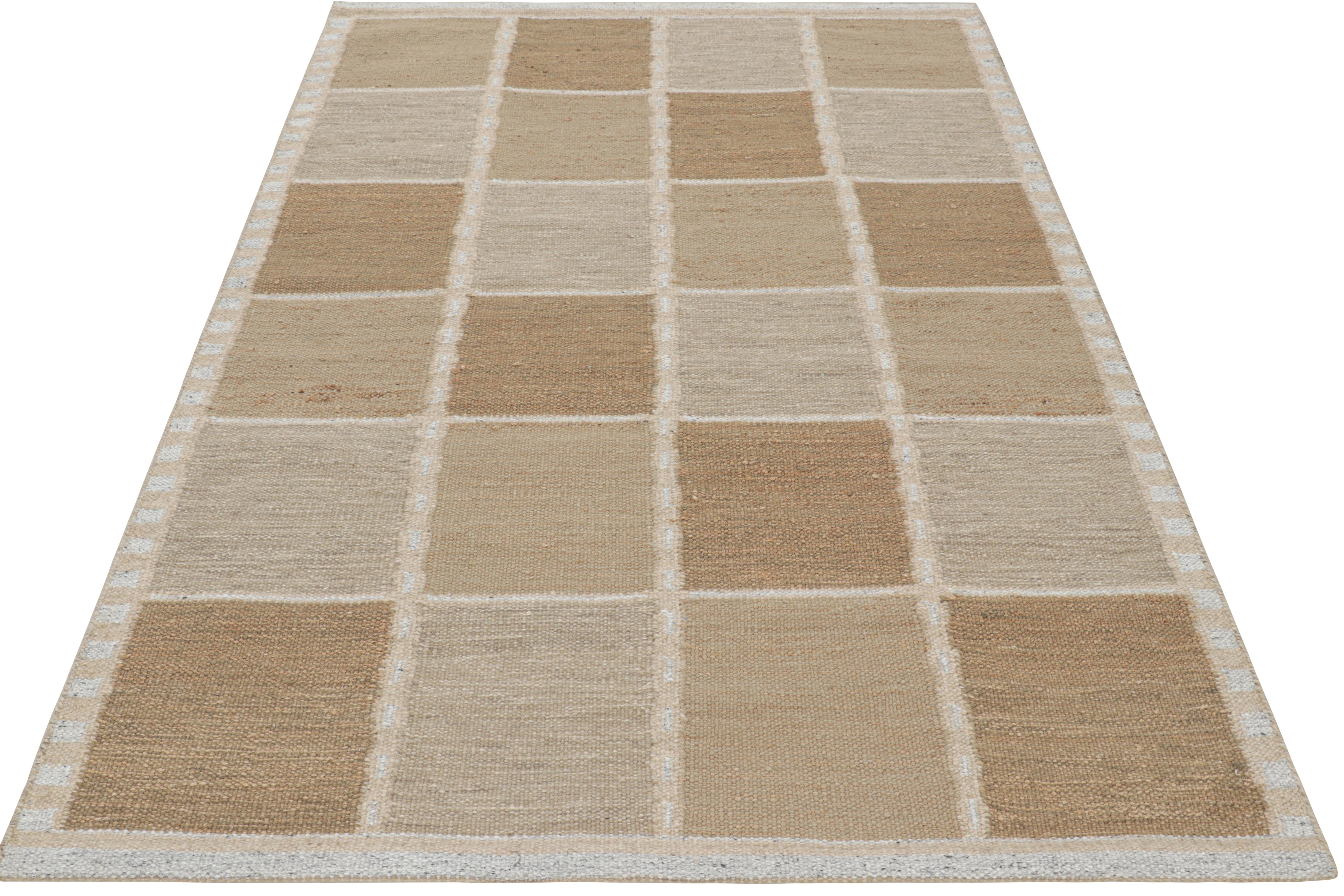 Rug & Kilim's Teppich im skandinavischen Stil in Beige-Braun & Creme mit geometrischen Mustern (Handgeknüpft) im Angebot