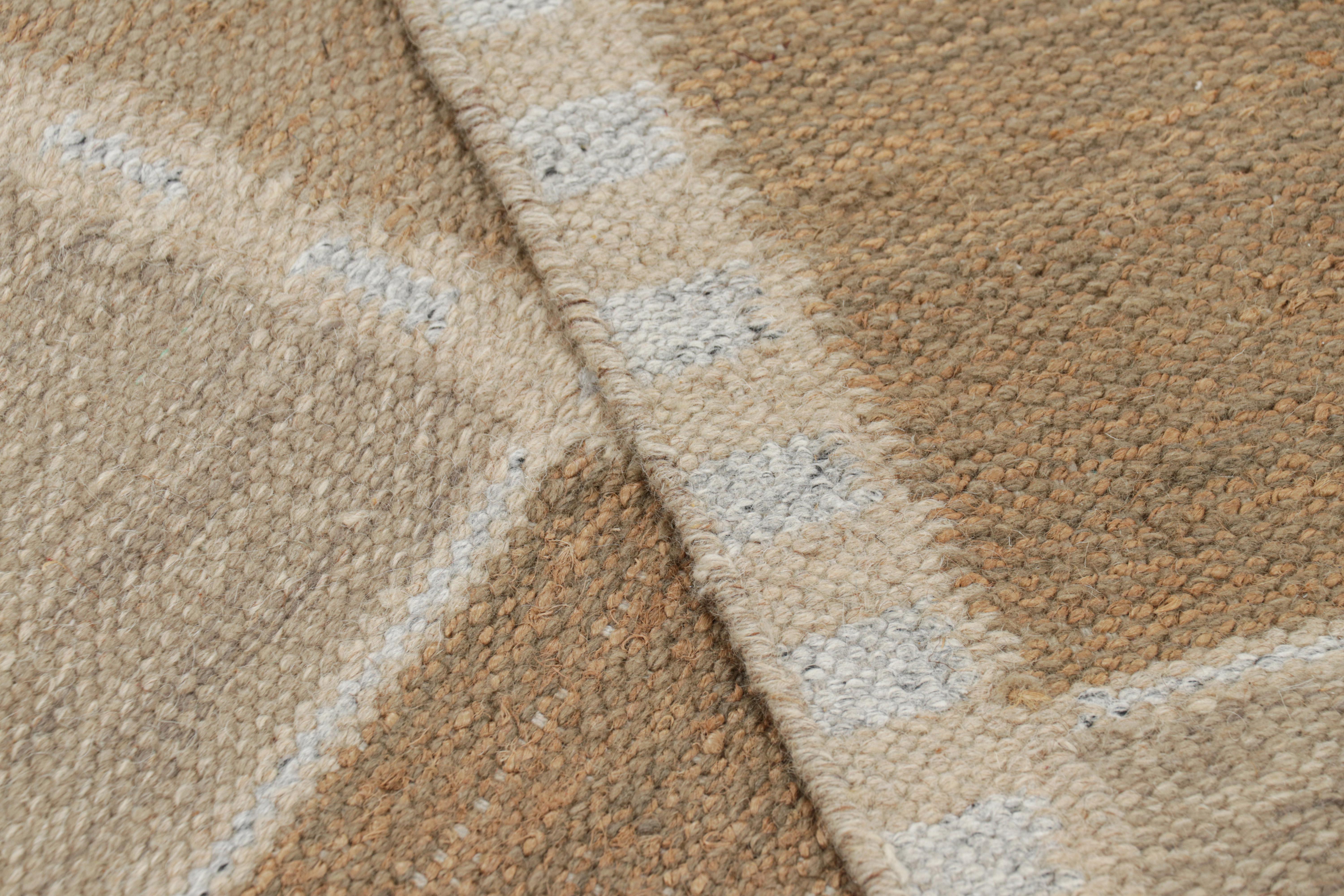 Rug & Kilim's Teppich im skandinavischen Stil in Beige-Braun & Creme mit geometrischen Mustern (21. Jahrhundert und zeitgenössisch) im Angebot