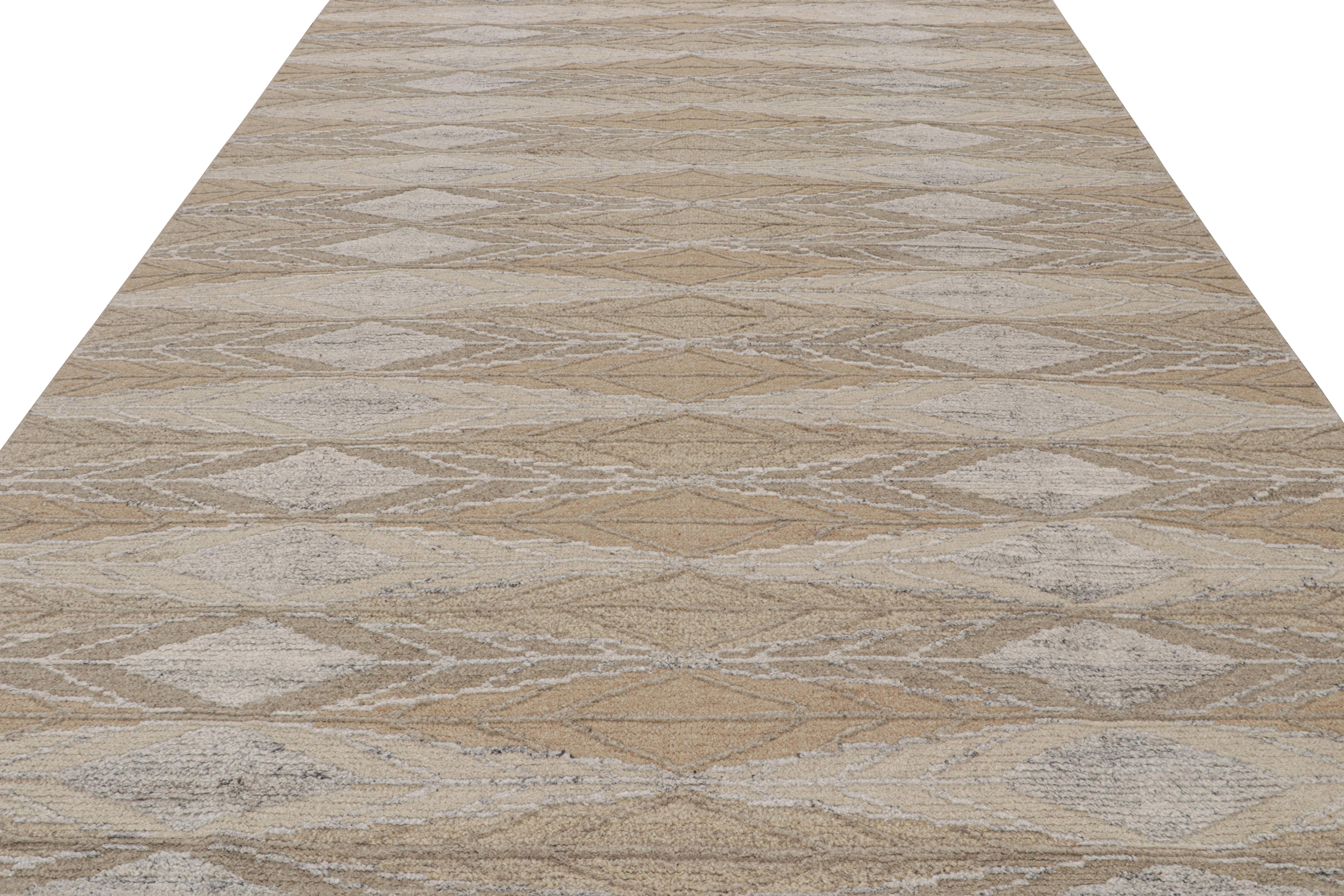Rug & Kilim's Teppich im skandinavischen Stil in Beige-Braun mit geometrischen Mustern (Moderne) im Angebot