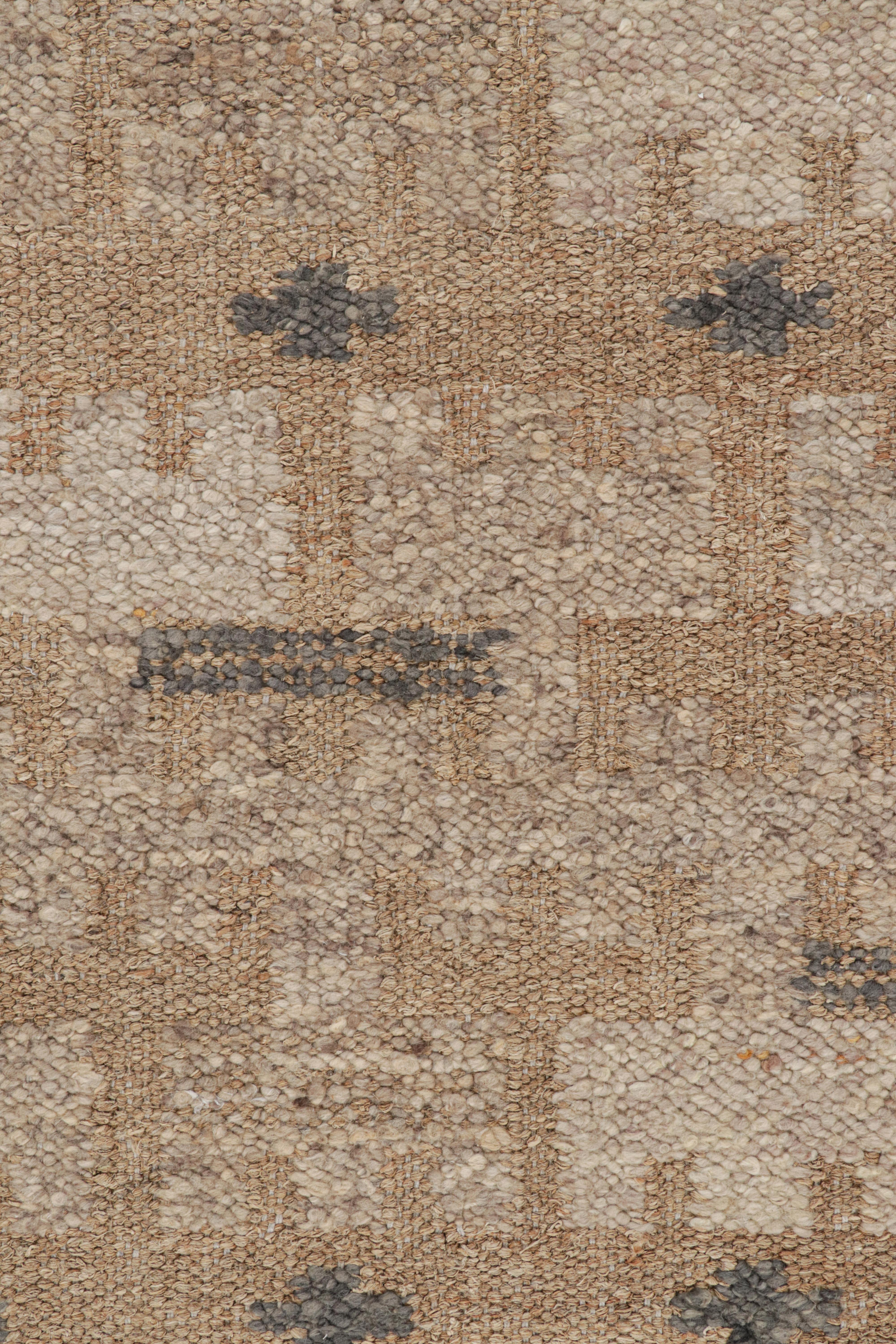 Rug & Kilim's Teppich im skandinavischen Stil in Beige-Braun mit geometrischen Mustern (Moderne) im Angebot