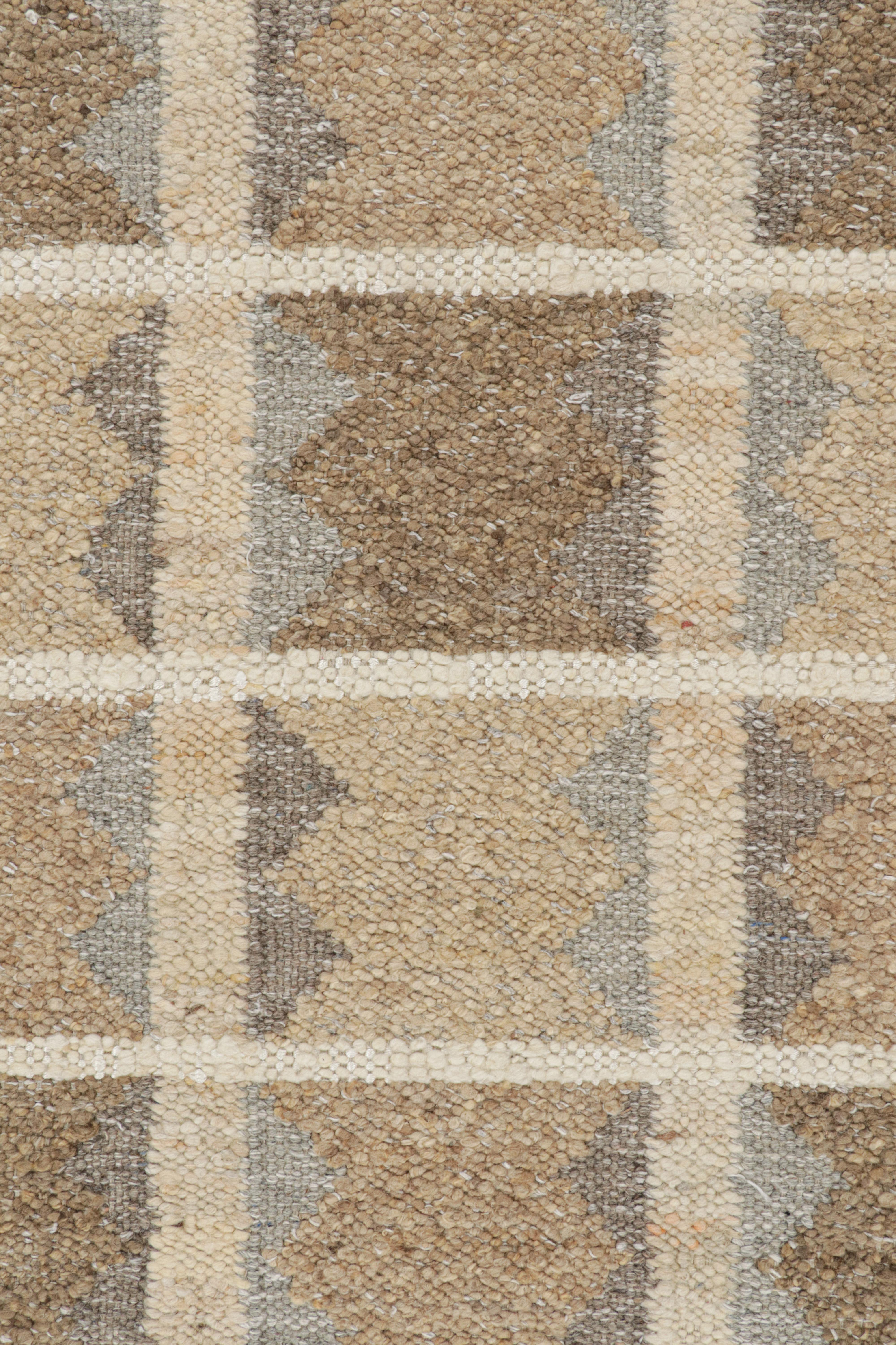 Rug & Kilim's Teppich im skandinavischen Stil in Beige-Braun mit geometrischen Mustern (Moderne) im Angebot