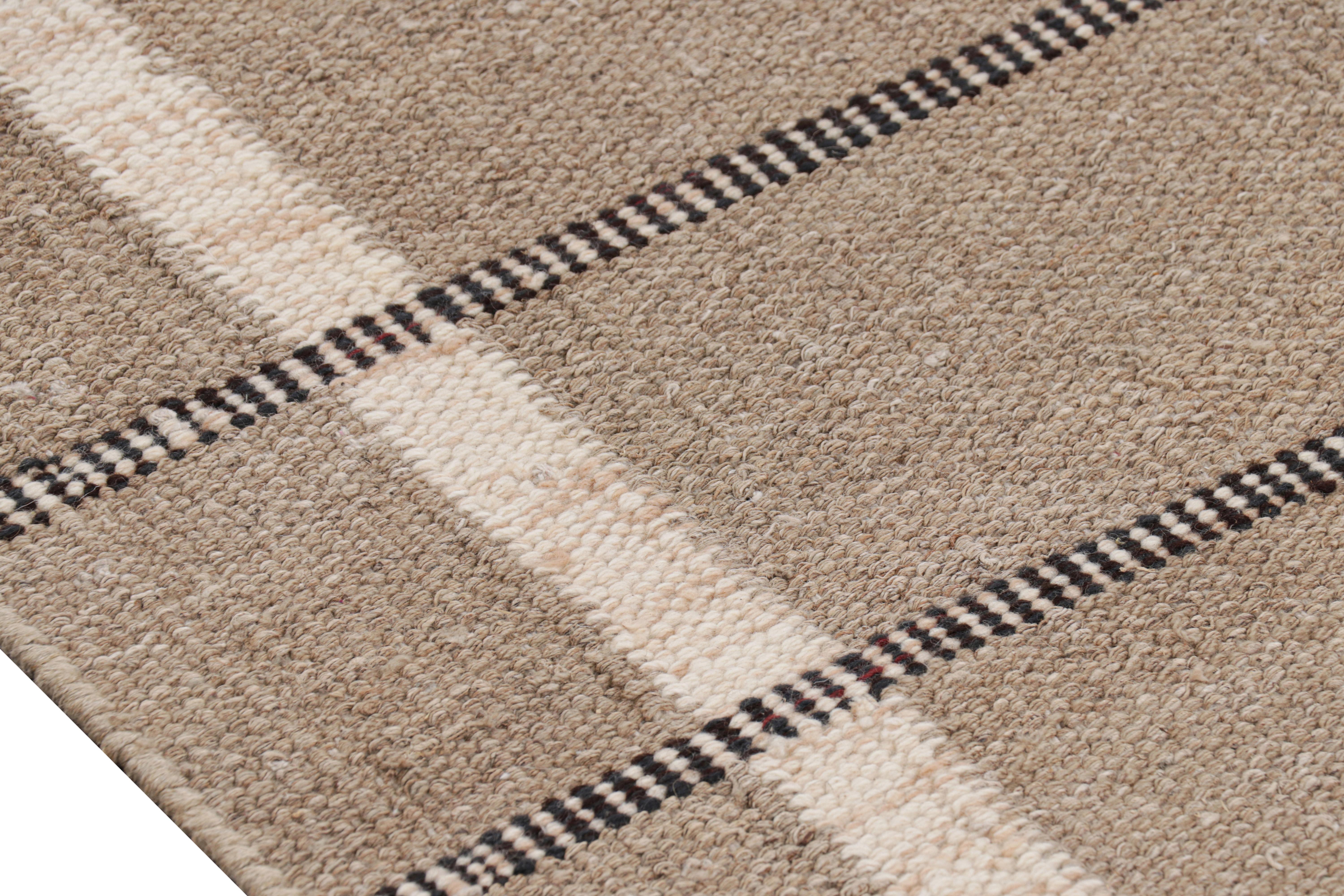 Rug & Kilim's Teppich im skandinavischen Stil in Beige-Braun mit geometrischen Mustern (Moderne) im Angebot