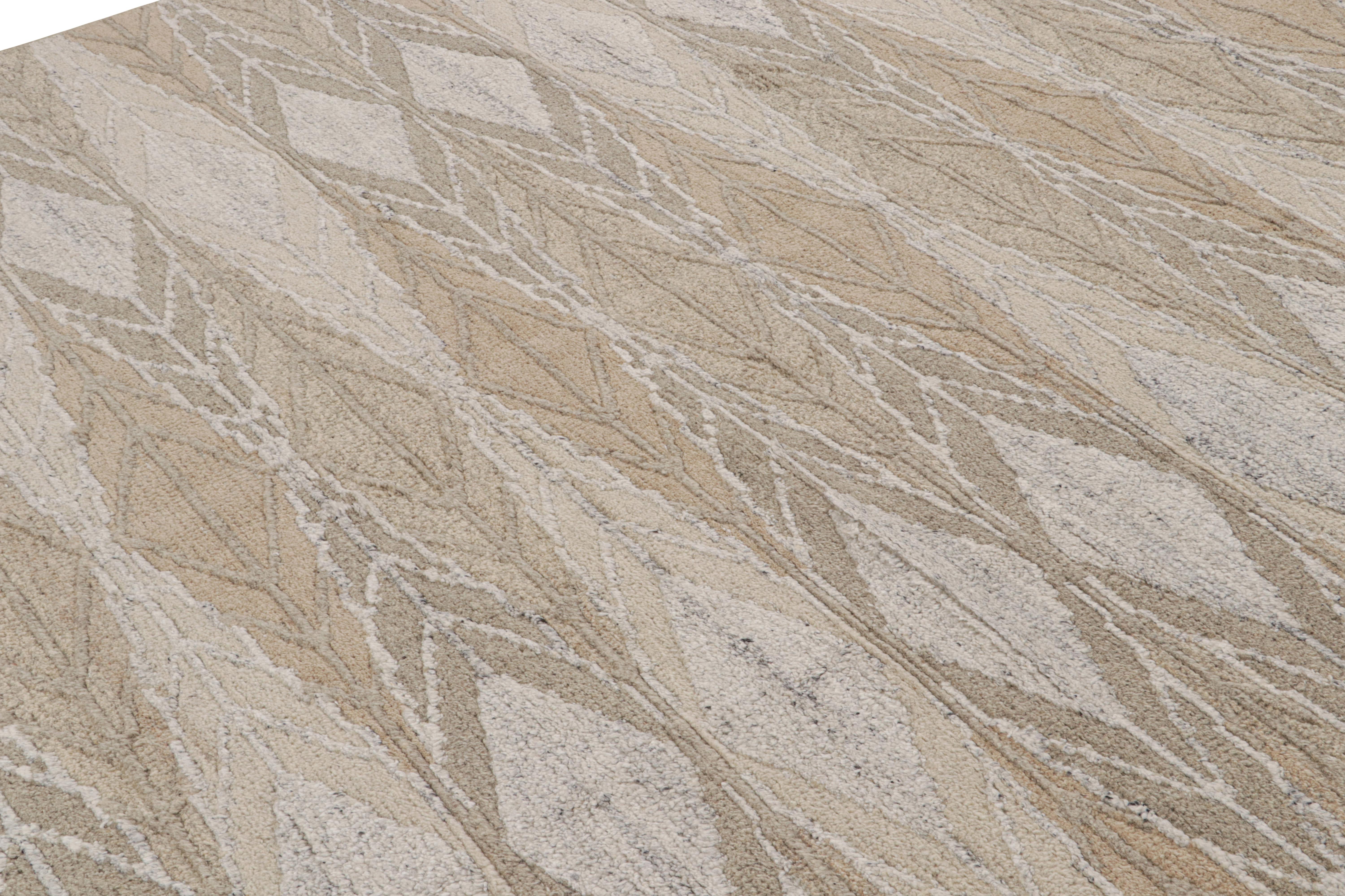 Rug & Kilim's Teppich im skandinavischen Stil in Beige-Braun mit geometrischen Mustern (Indisch) im Angebot