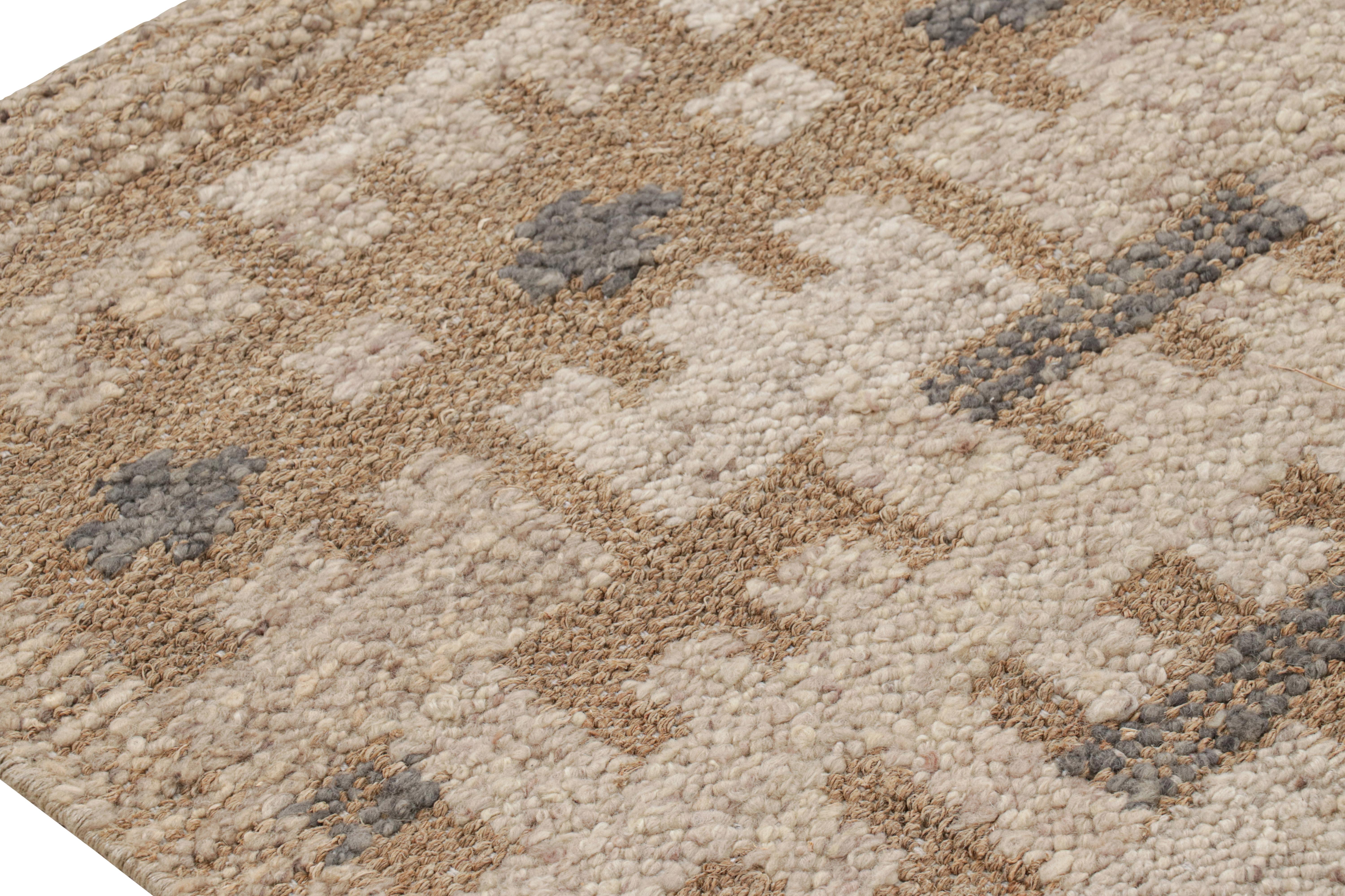 Rug & Kilim's Teppich im skandinavischen Stil in Beige-Braun mit geometrischen Mustern im Zustand „Neu“ im Angebot in Long Island City, NY