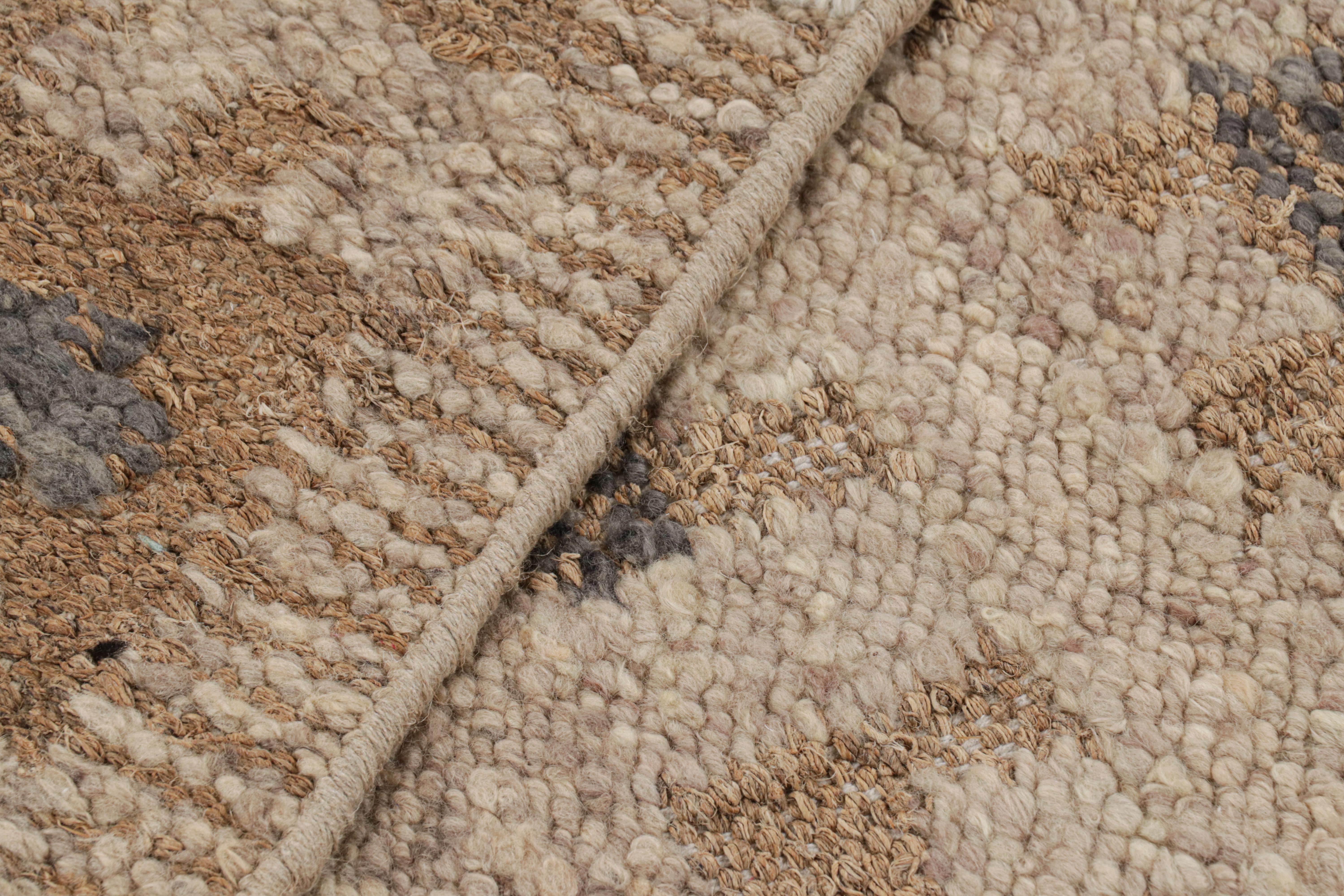 Rug & Kilim's Teppich im skandinavischen Stil in Beige-Braun mit geometrischen Mustern (21. Jahrhundert und zeitgenössisch) im Angebot