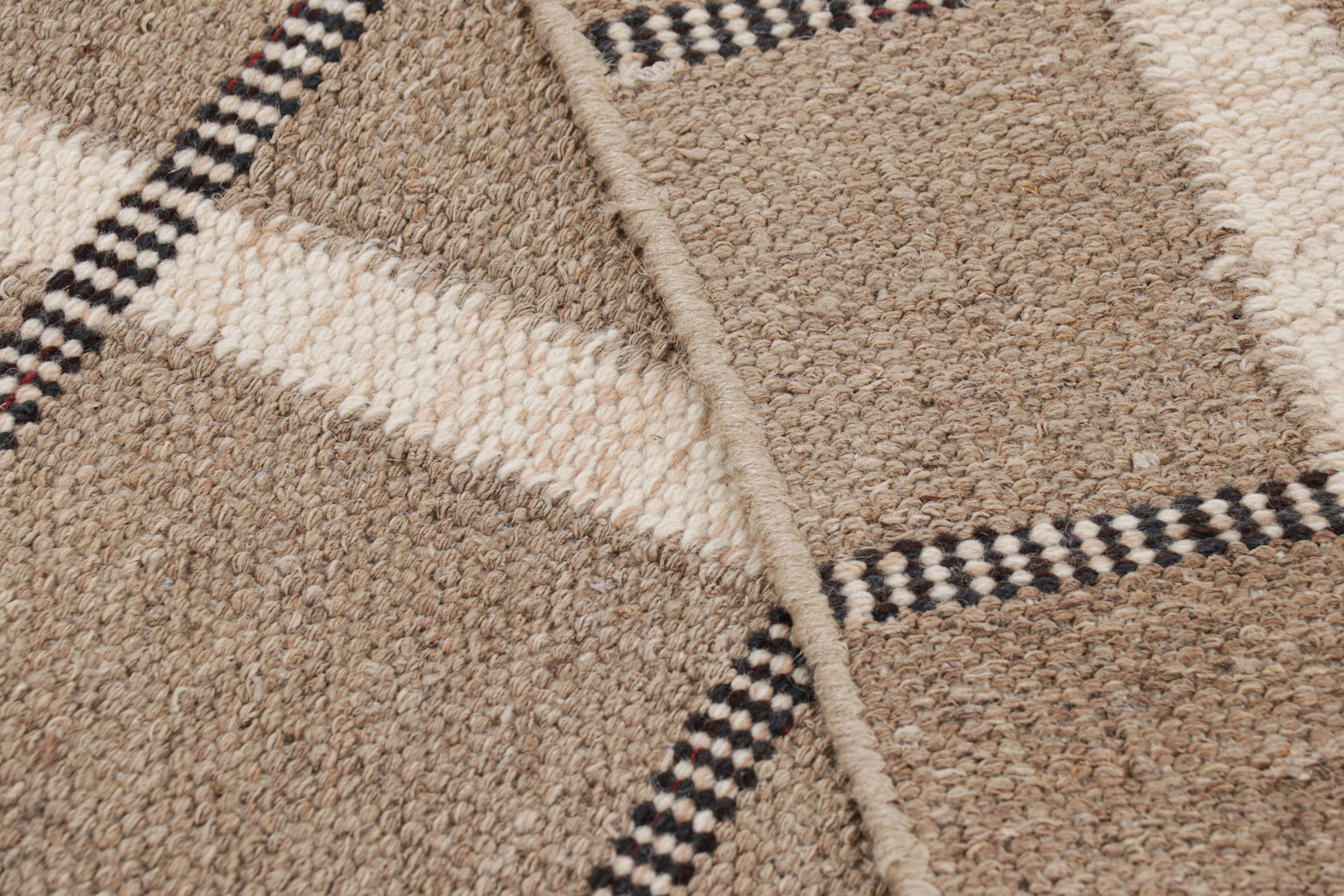 Rug & Kilim's Teppich im skandinavischen Stil in Beige-Braun mit geometrischen Mustern (21. Jahrhundert und zeitgenössisch) im Angebot