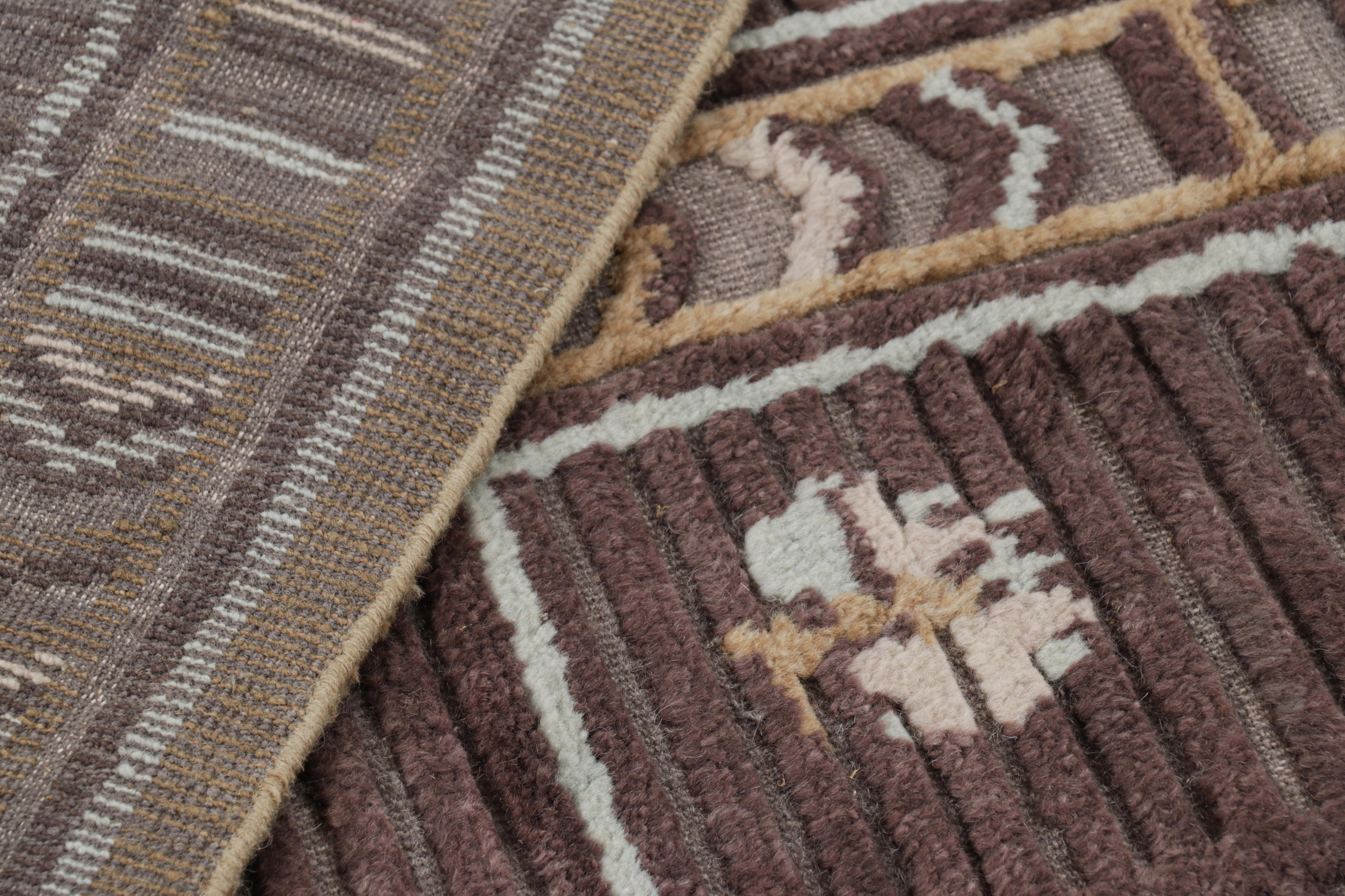 Rug & Kilim's Teppich im skandinavischen Stil in Beige-Braun mit geometrischen Mustern (21. Jahrhundert und zeitgenössisch) im Angebot
