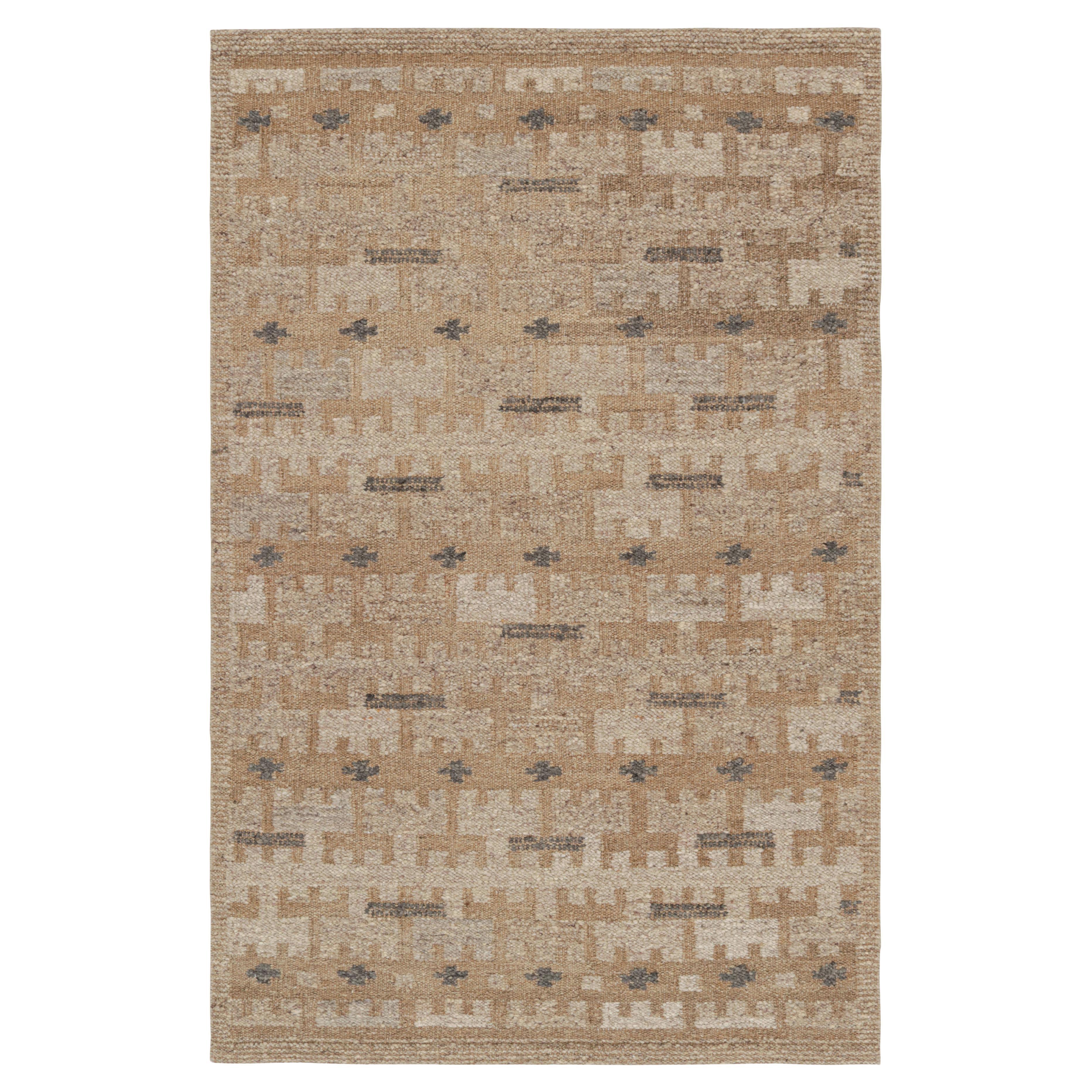 Rug & Kilim's Teppich im skandinavischen Stil in Beige-Braun mit geometrischen Mustern im Angebot