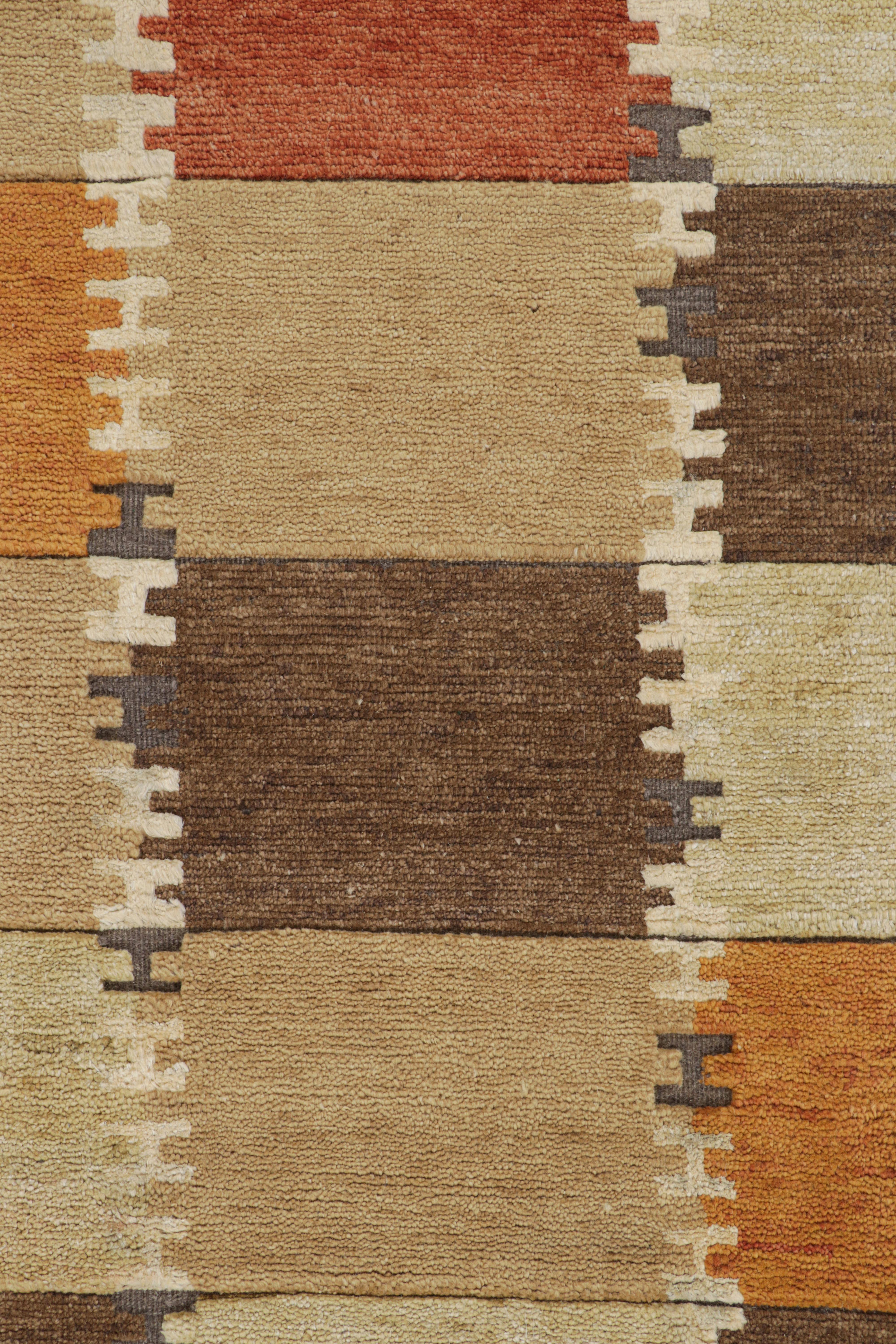 Moderno Rug & Kilim è un tappeto in stile scandinavo con motivo geometrico beige-marrone, oro e rosso. in vendita