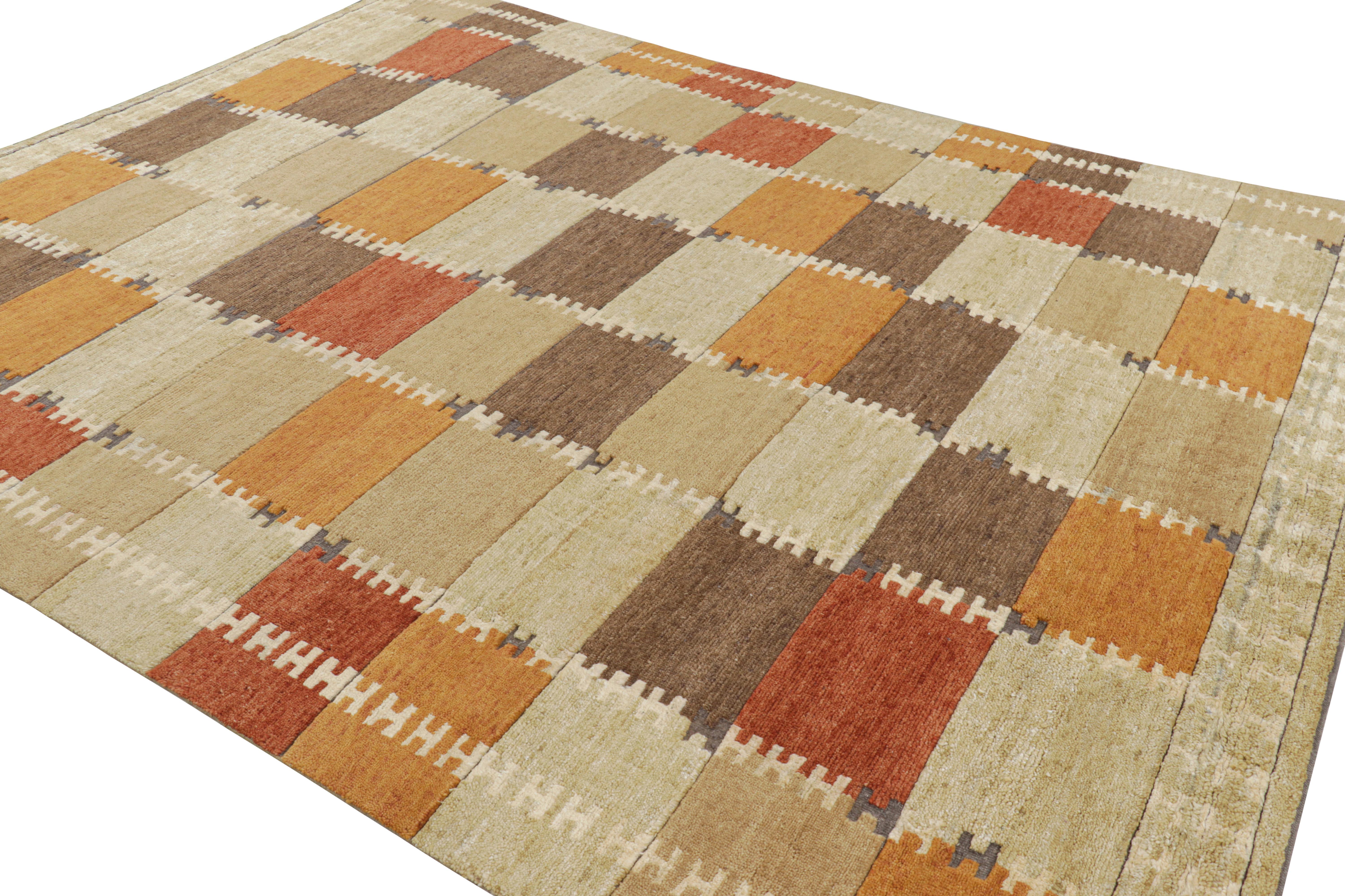 Annodato a mano Rug & Kilim è un tappeto in stile scandinavo con motivo geometrico beige-marrone, oro e rosso. in vendita