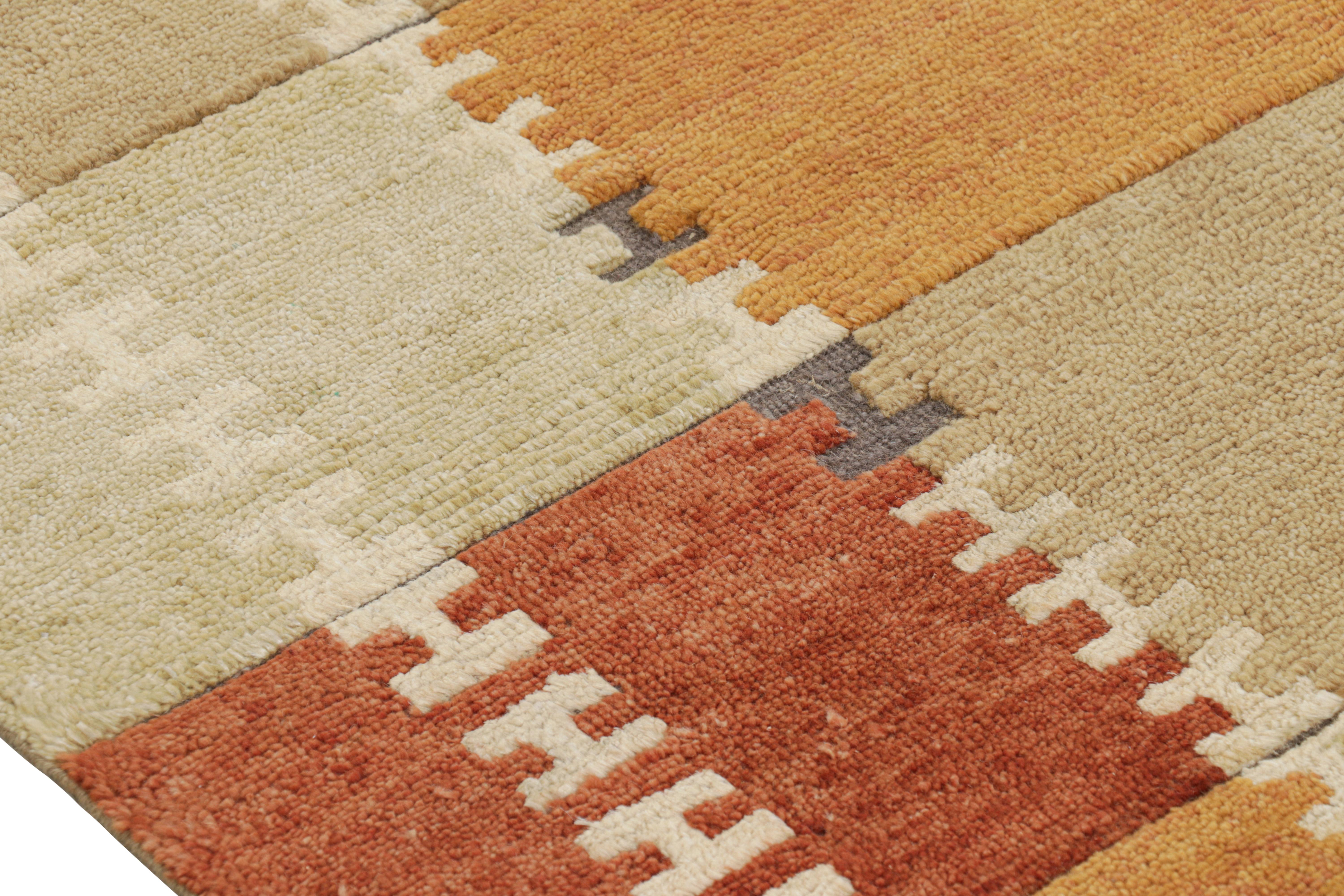 Rug & Kilim è un tappeto in stile scandinavo con motivo geometrico beige-marrone, oro e rosso. In condizioni Nuovo in vendita a Long Island City, NY