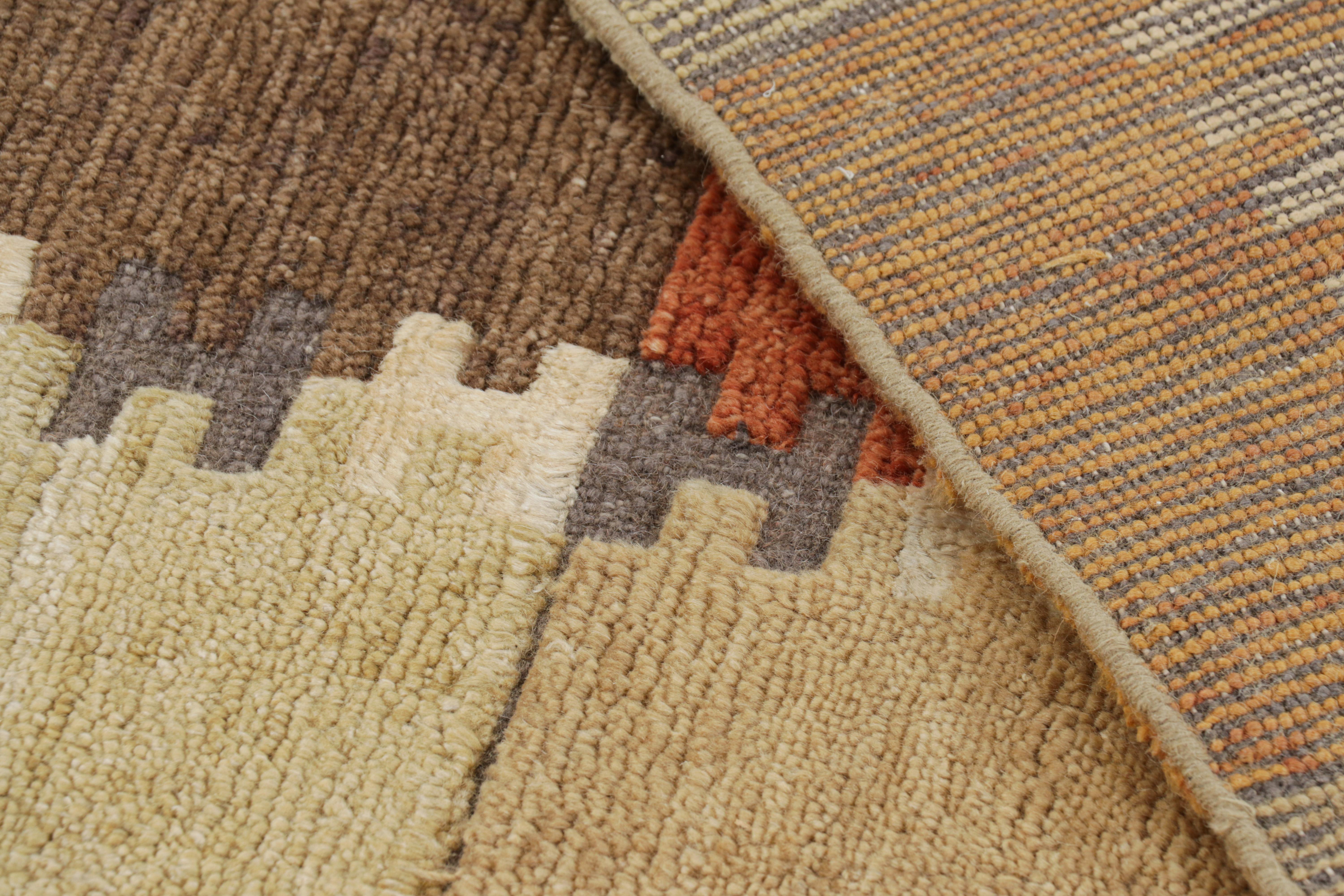 XXI secolo e contemporaneo Rug & Kilim è un tappeto in stile scandinavo con motivo geometrico beige-marrone, oro e rosso. in vendita