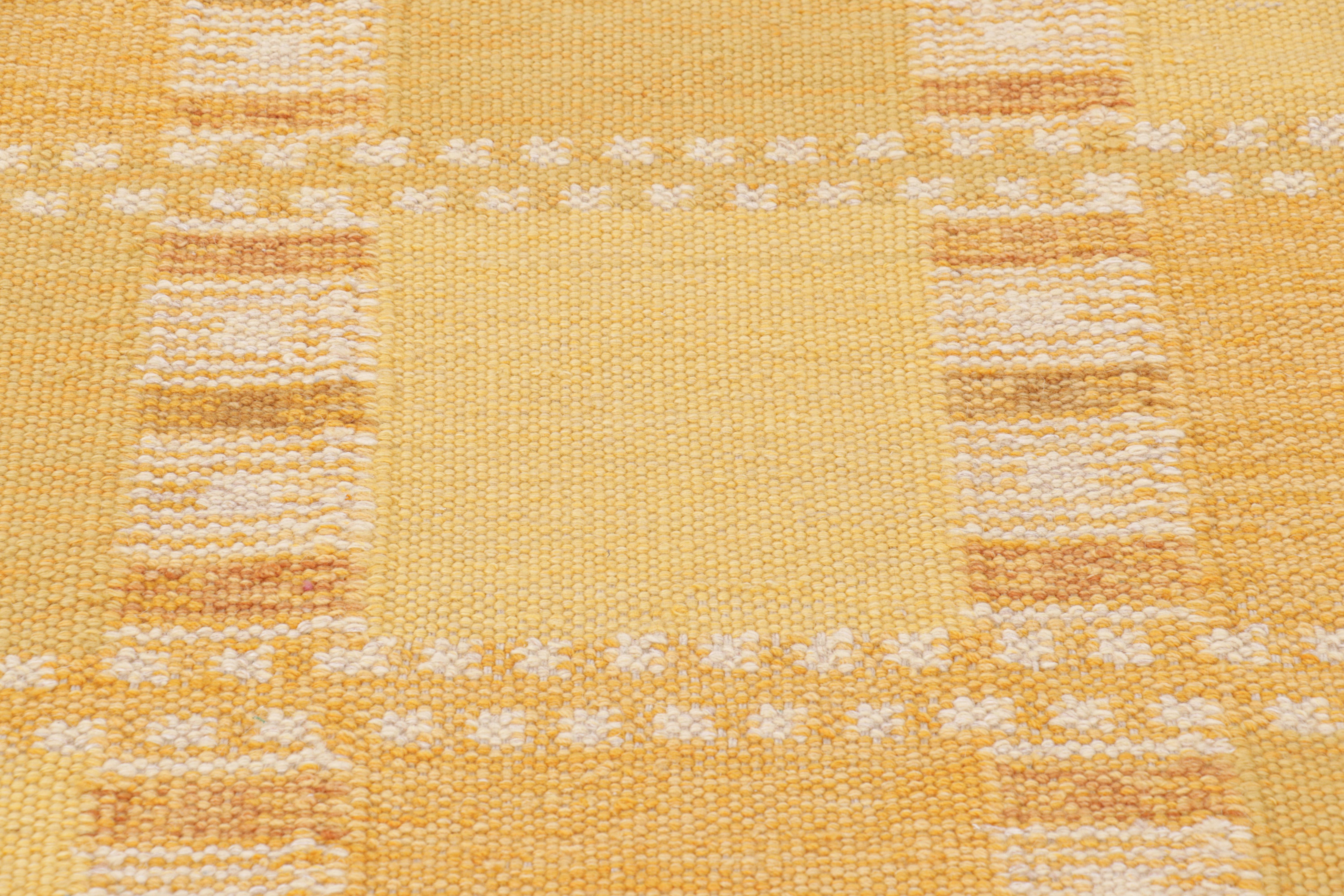 Moderne Rug & Kilim's Scandinavian Style Rug in Beige-Brown Gold with Geometric Pattern (tapis de style scandinave à motif géométrique) en vente