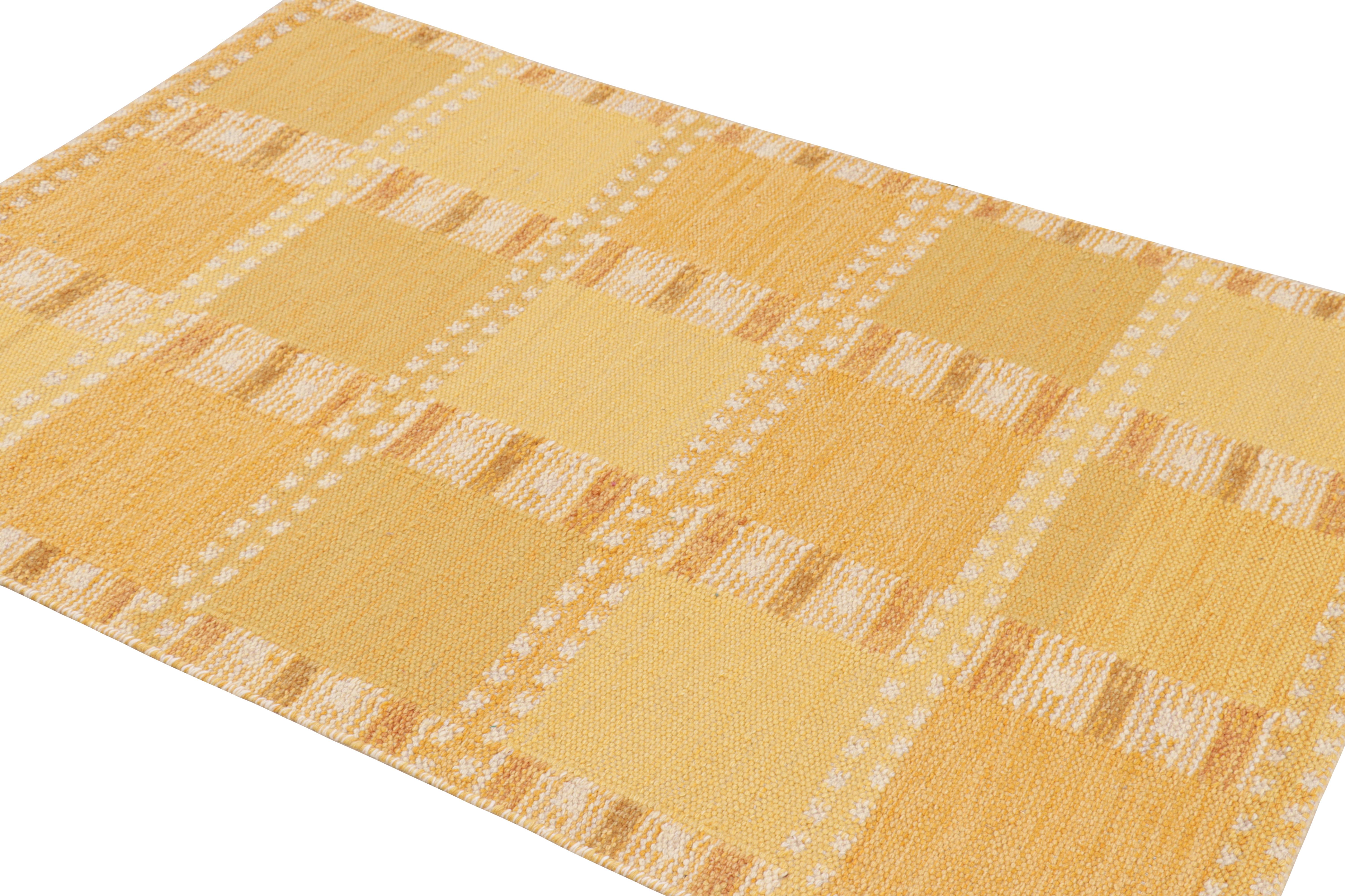 Indien Rug & Kilim's Scandinavian Style Rug in Beige-Brown Gold with Geometric Pattern (tapis de style scandinave à motif géométrique) en vente