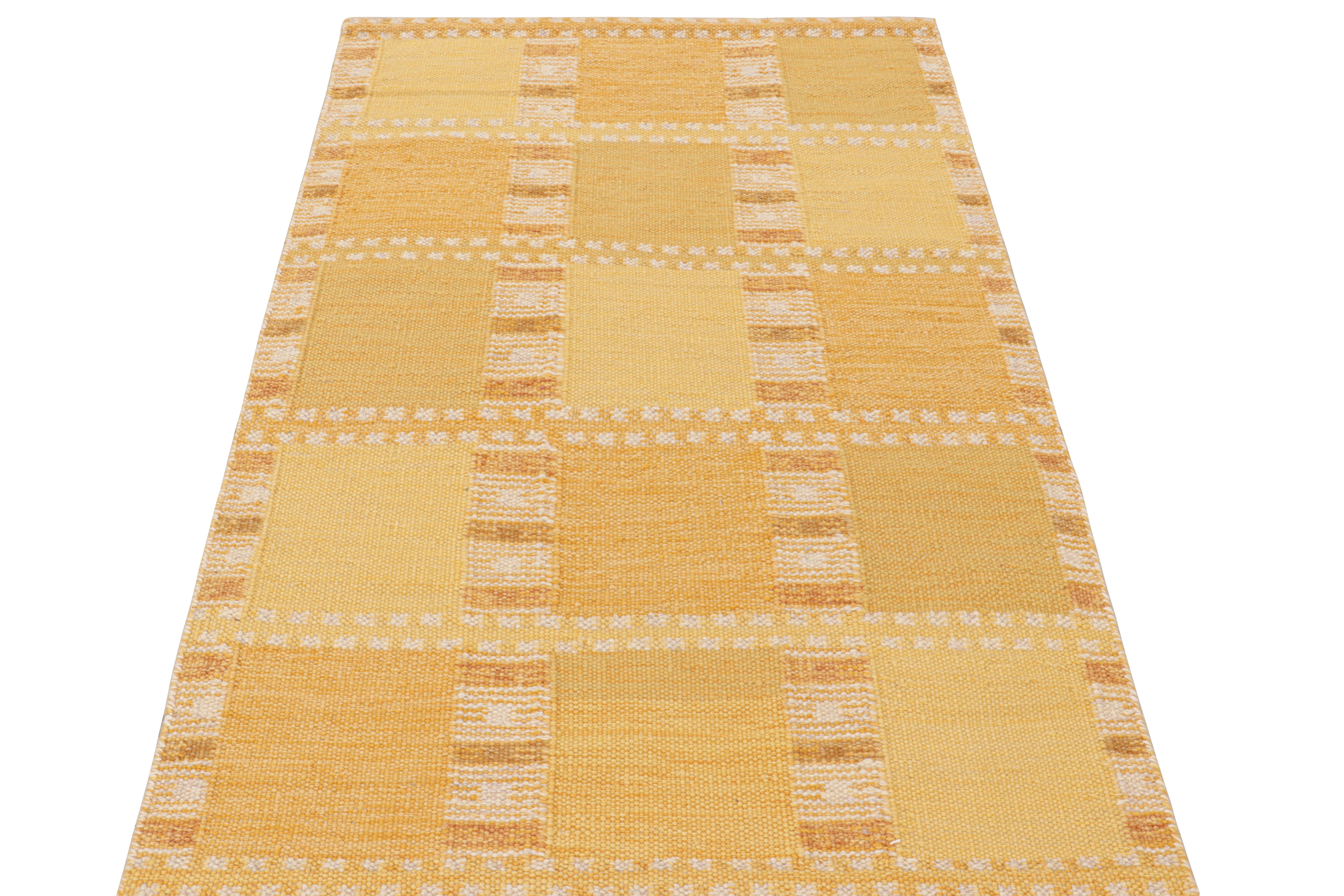 Tissé à la main Rug & Kilim's Scandinavian Style Rug in Beige-Brown Gold with Geometric Pattern (tapis de style scandinave à motif géométrique) en vente