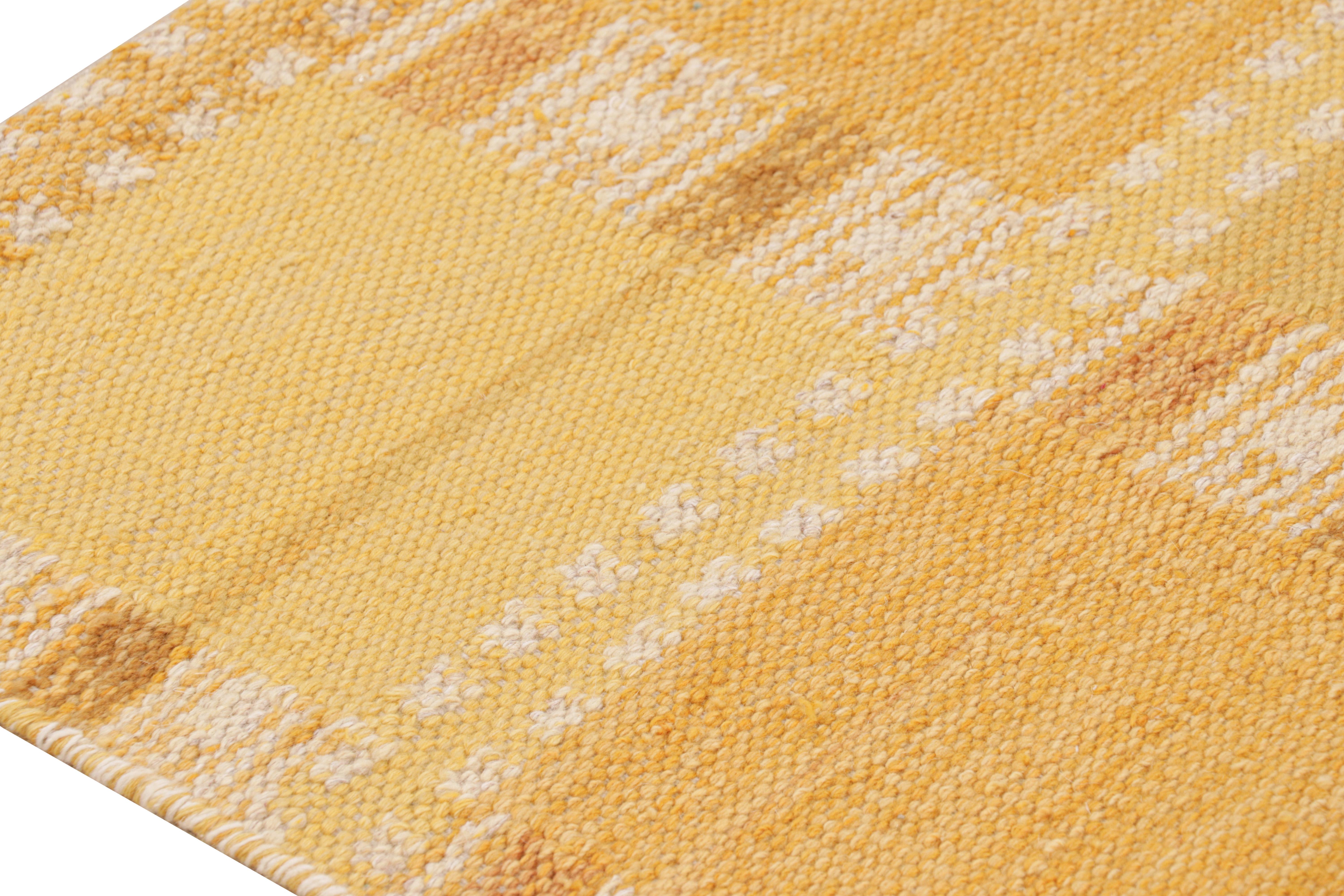 Rug & Kilim's Scandinavian Style Rug in Beige-Brown Gold with Geometric Pattern (tapis de style scandinave à motif géométrique) Neuf - En vente à Long Island City, NY