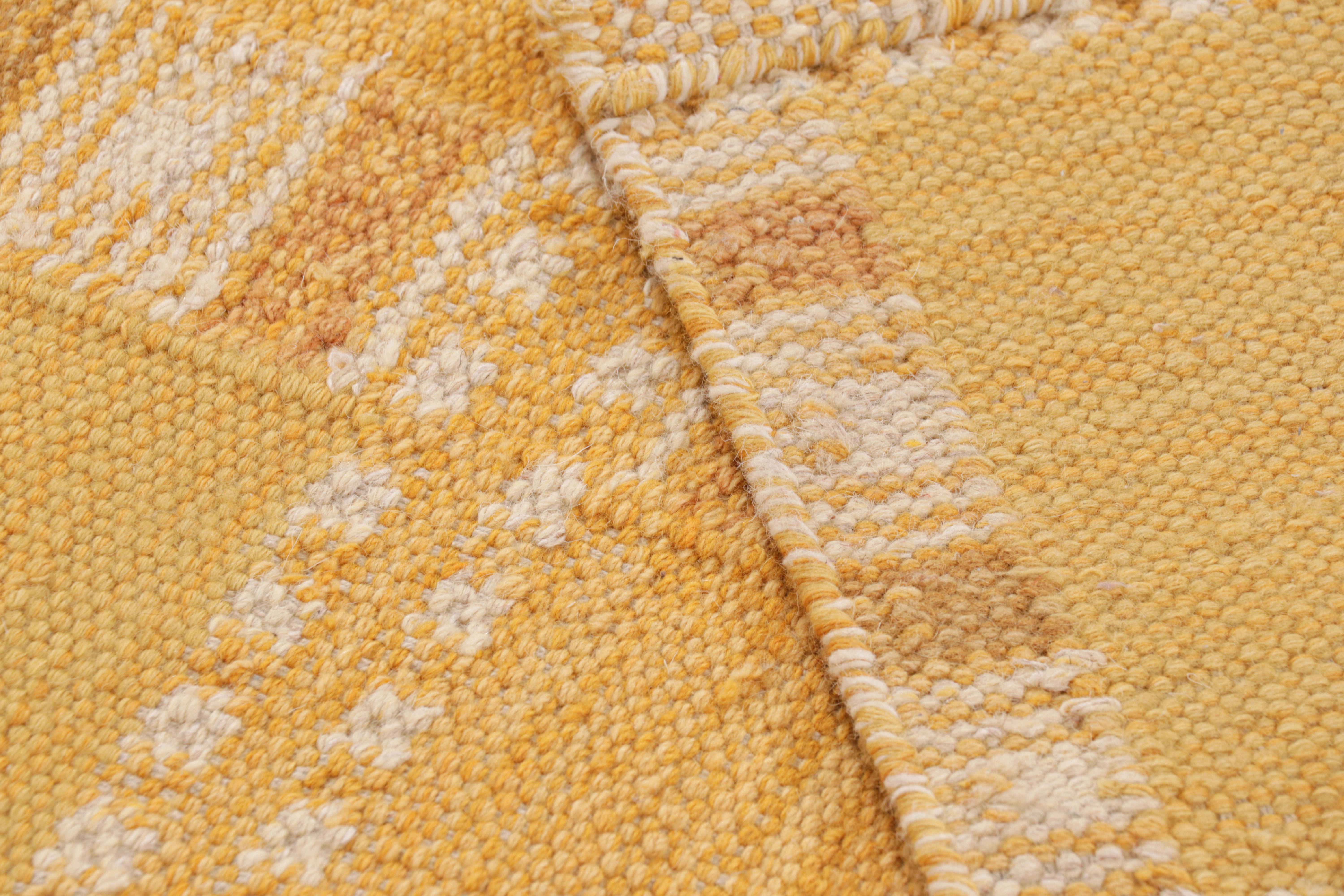 XXIe siècle et contemporain Rug & Kilim's Scandinavian Style Rug in Beige-Brown Gold with Geometric Pattern (tapis de style scandinave à motif géométrique) en vente