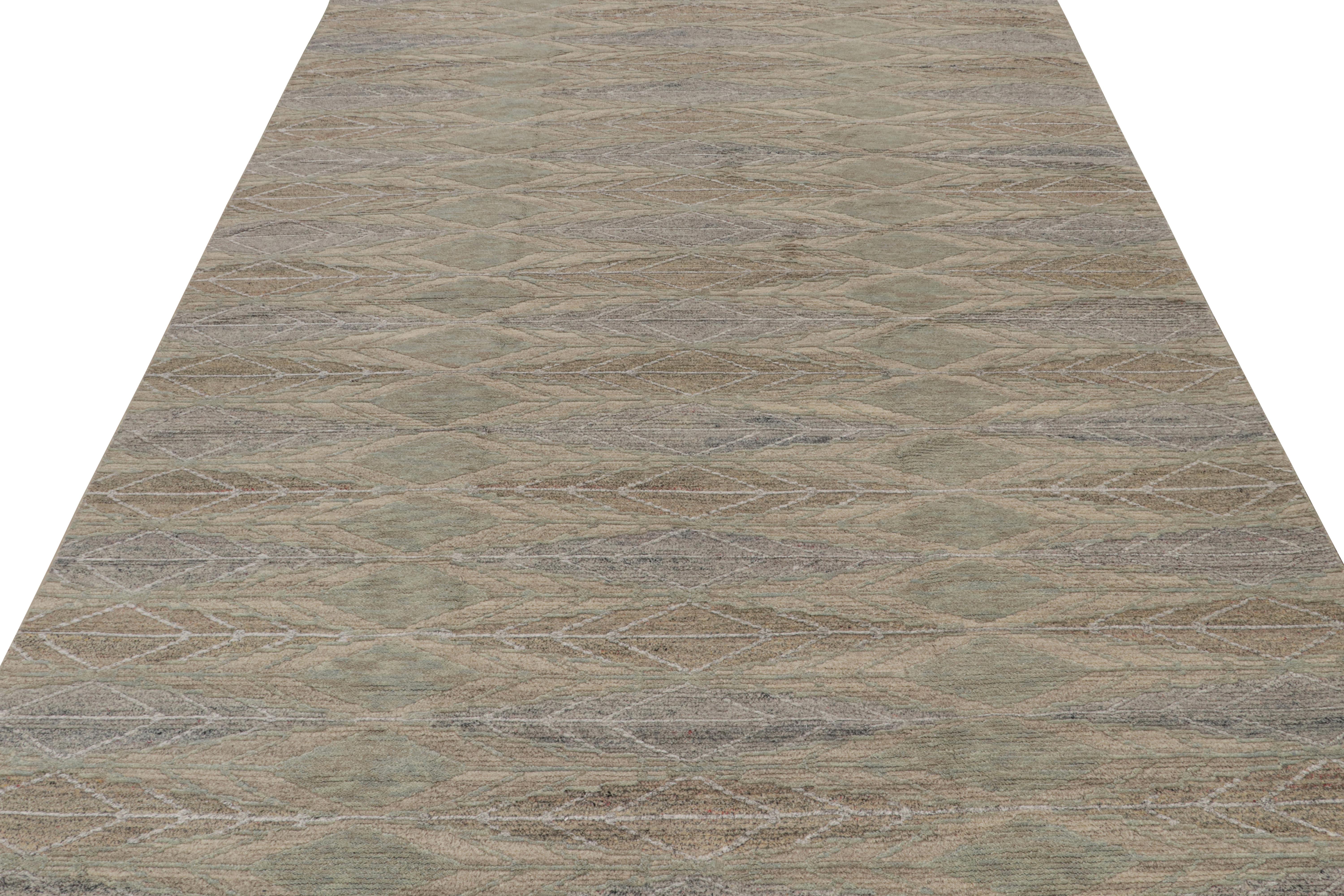 Rug & Kilim's Teppich im skandinavischen Stil in Beige, Brown & Grau mit geometrischen Mustern (Moderne) im Angebot