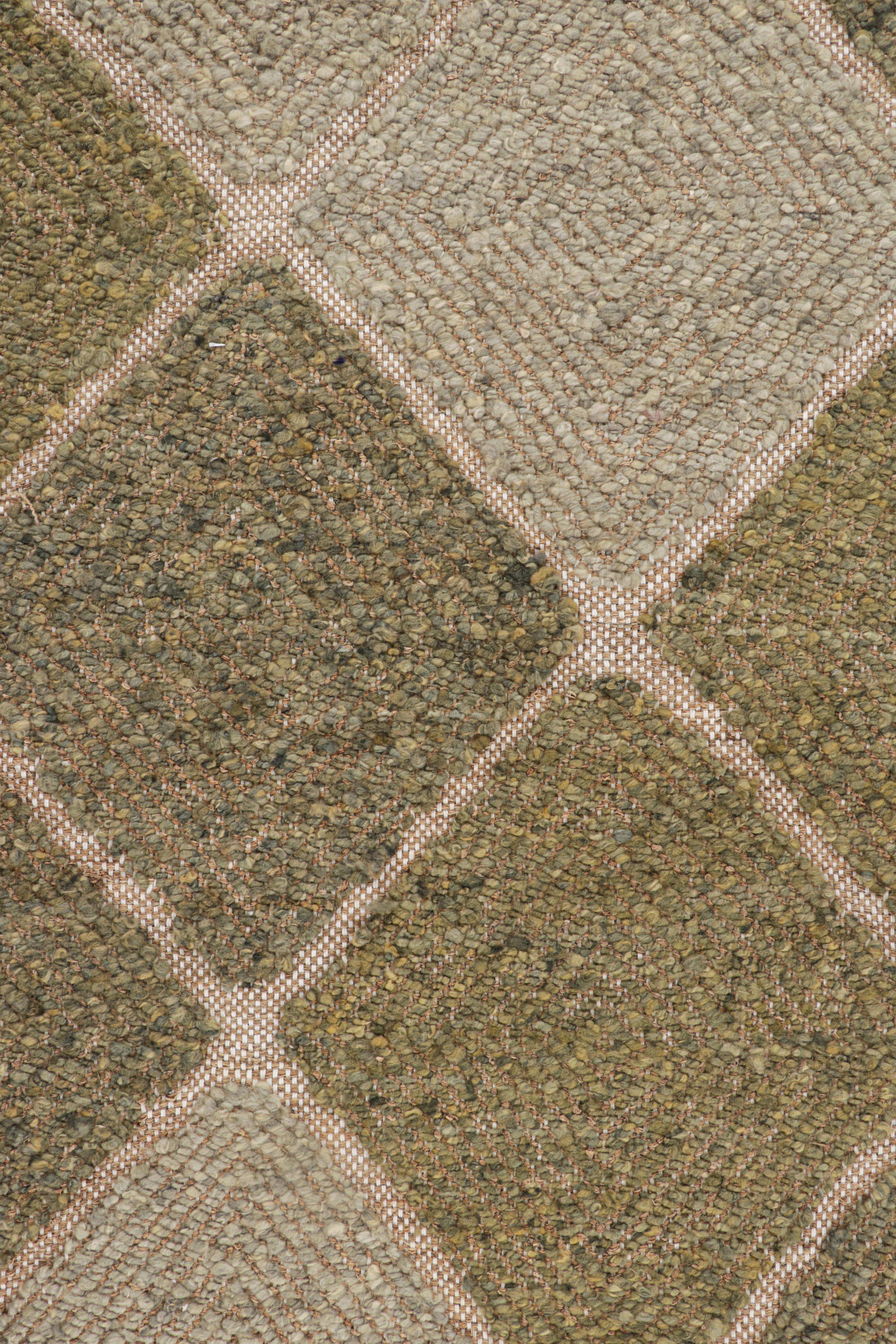 Moderno Tappeto in stile scandinavo Rug & Kilim con motivi a diamante beige-marrone e verde in vendita