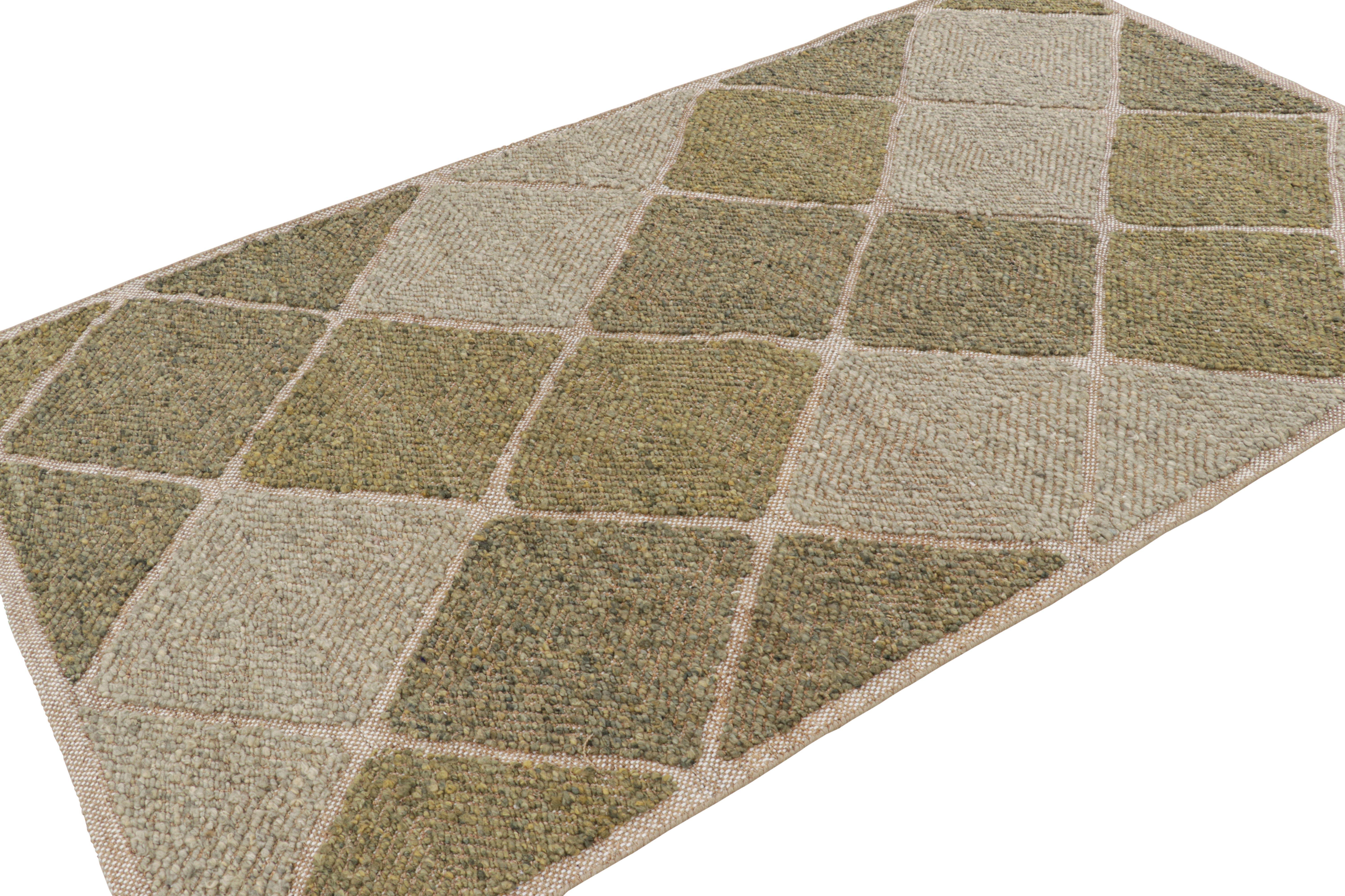 Tessuto a mano Tappeto in stile scandinavo Rug & Kilim con motivi a diamante beige-marrone e verde in vendita
