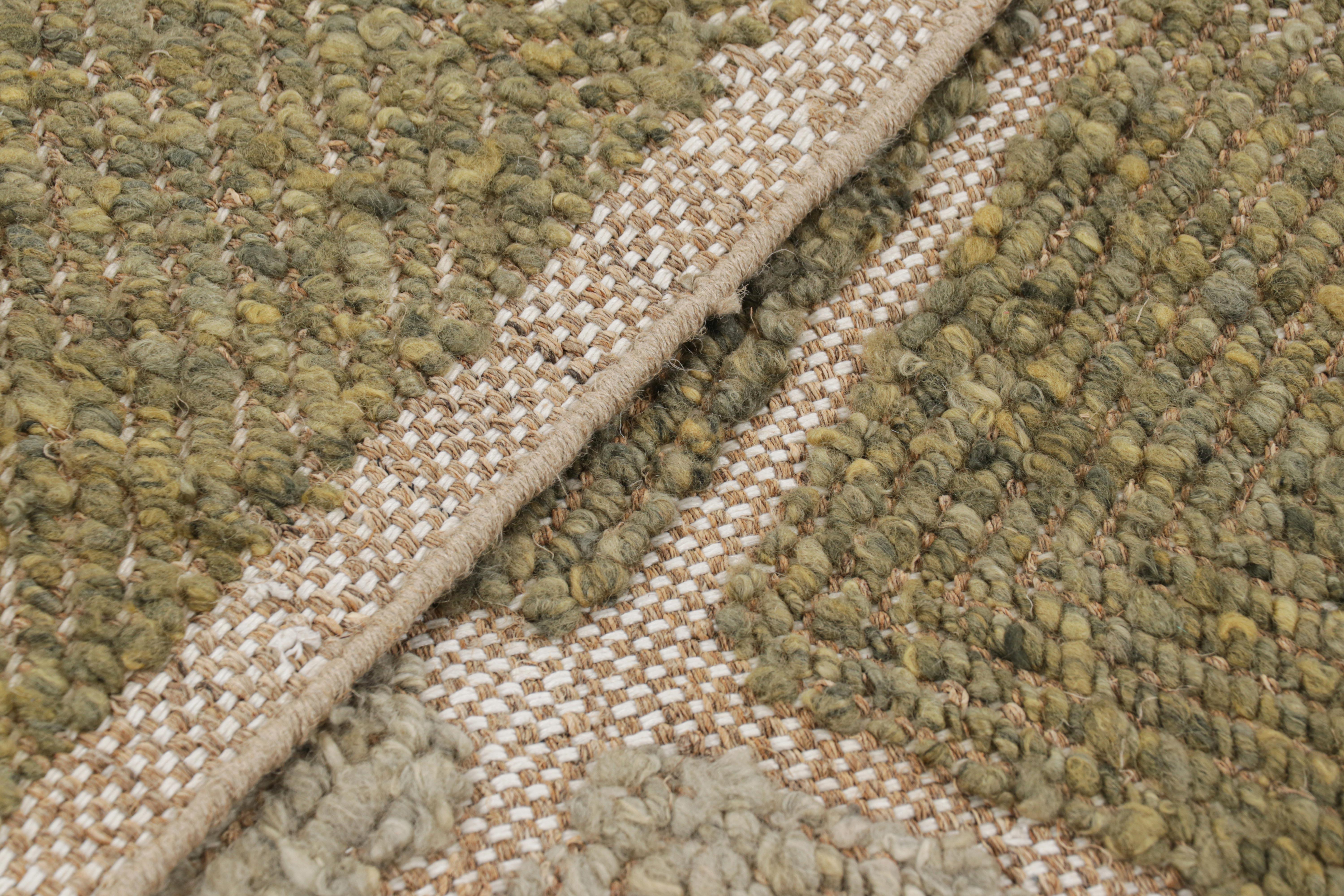 XXI secolo e contemporaneo Tappeto in stile scandinavo Rug & Kilim con motivi a diamante beige-marrone e verde in vendita