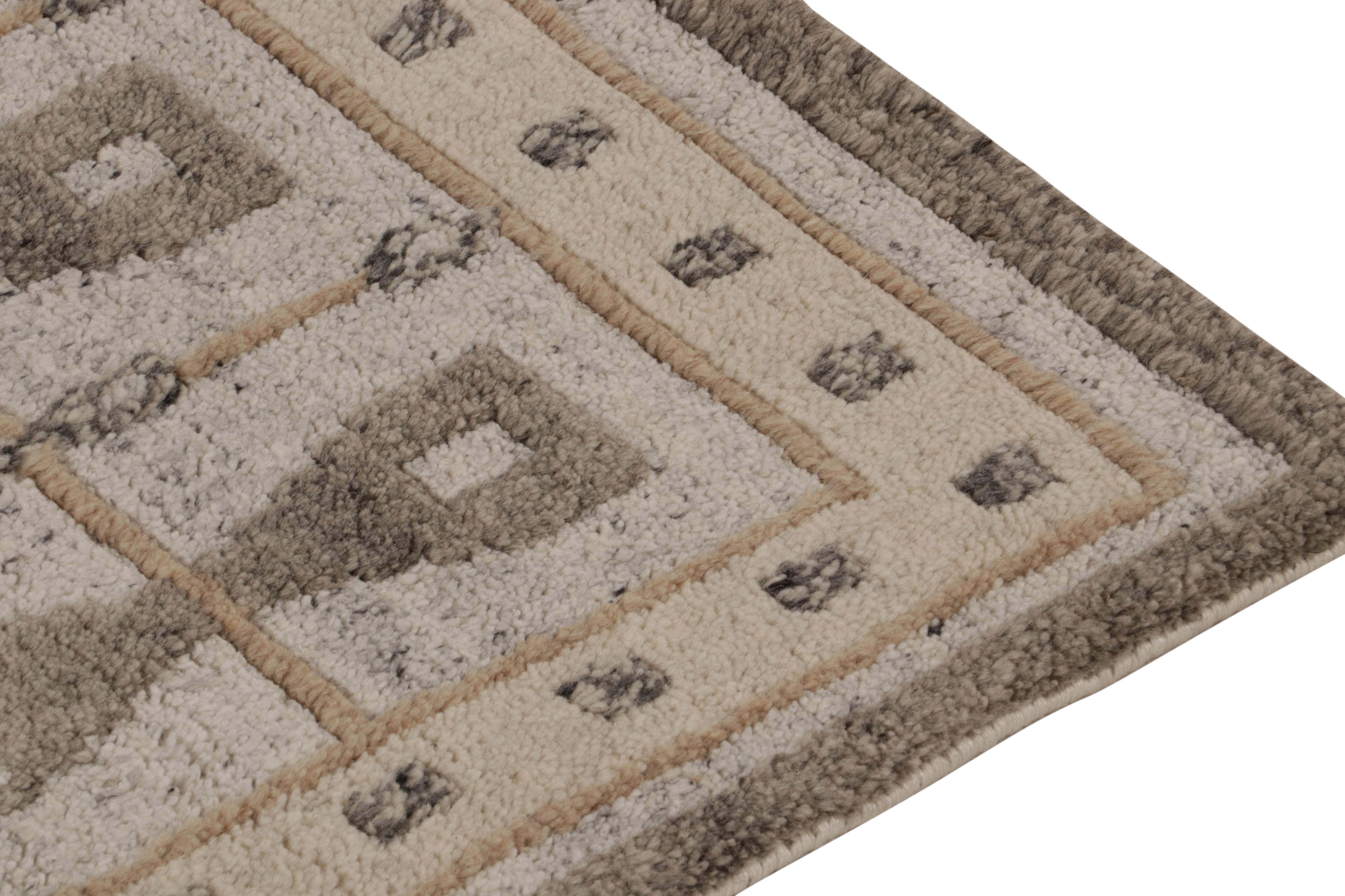 Rug & Kilim's Teppich im skandinavischen Stil in Beige-Braun & Grau mit geometrischen Mustern (Handgeknüpft) im Angebot