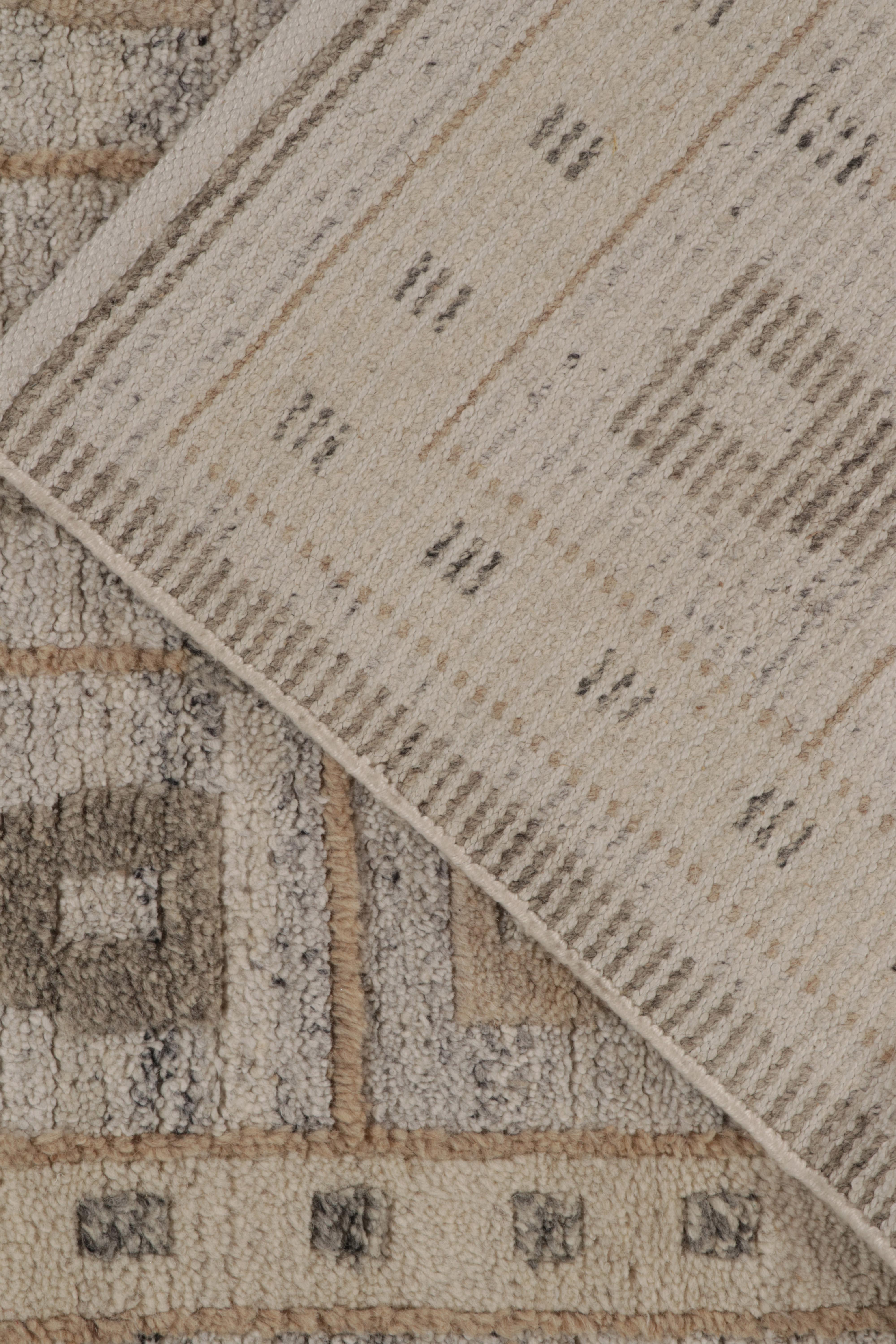 Rug & Kilim's Teppich im skandinavischen Stil in Beige-Braun & Grau mit geometrischen Mustern im Zustand „Neu“ im Angebot in Long Island City, NY