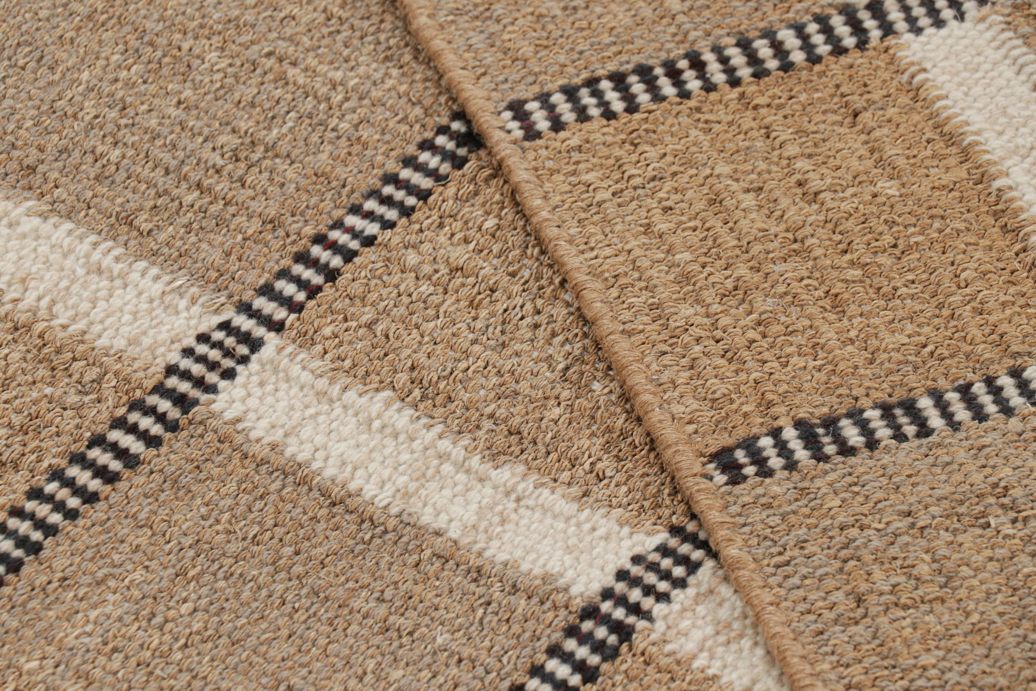 XXI secolo e contemporaneo Tappeto in stile scandinavo Rug & Kilim in beige-marrone con strisce bianche e nere in vendita