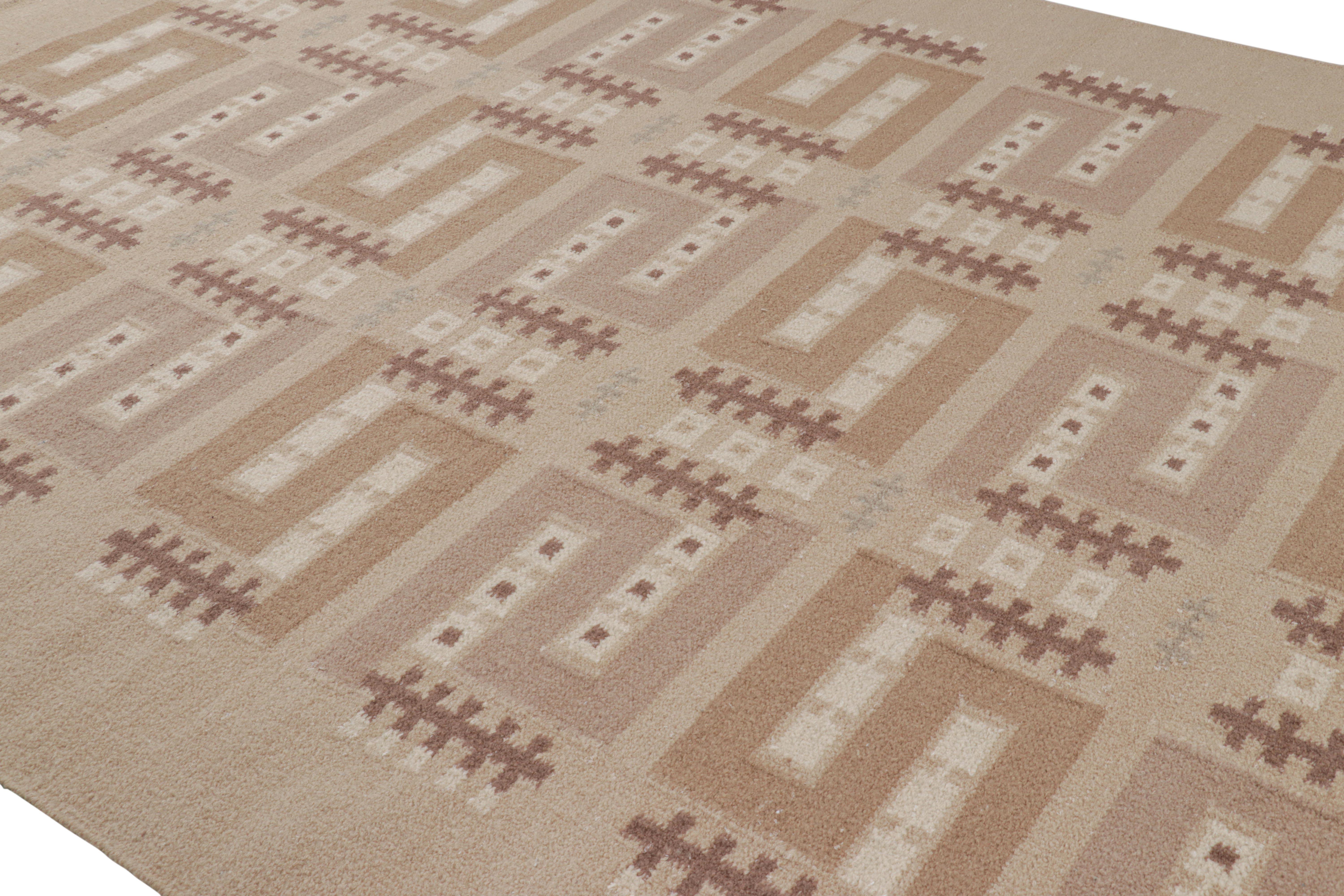 Issu de la Collection Scandinave de Rug & Kilim, ce tapis 9x12 est tissé à la main dans une nouvelle construction à armure plate utilisant un mélange de laine et de fils exotiques - une nouvelle texture douce inspirée des fils d'alpaga. 

Sur le