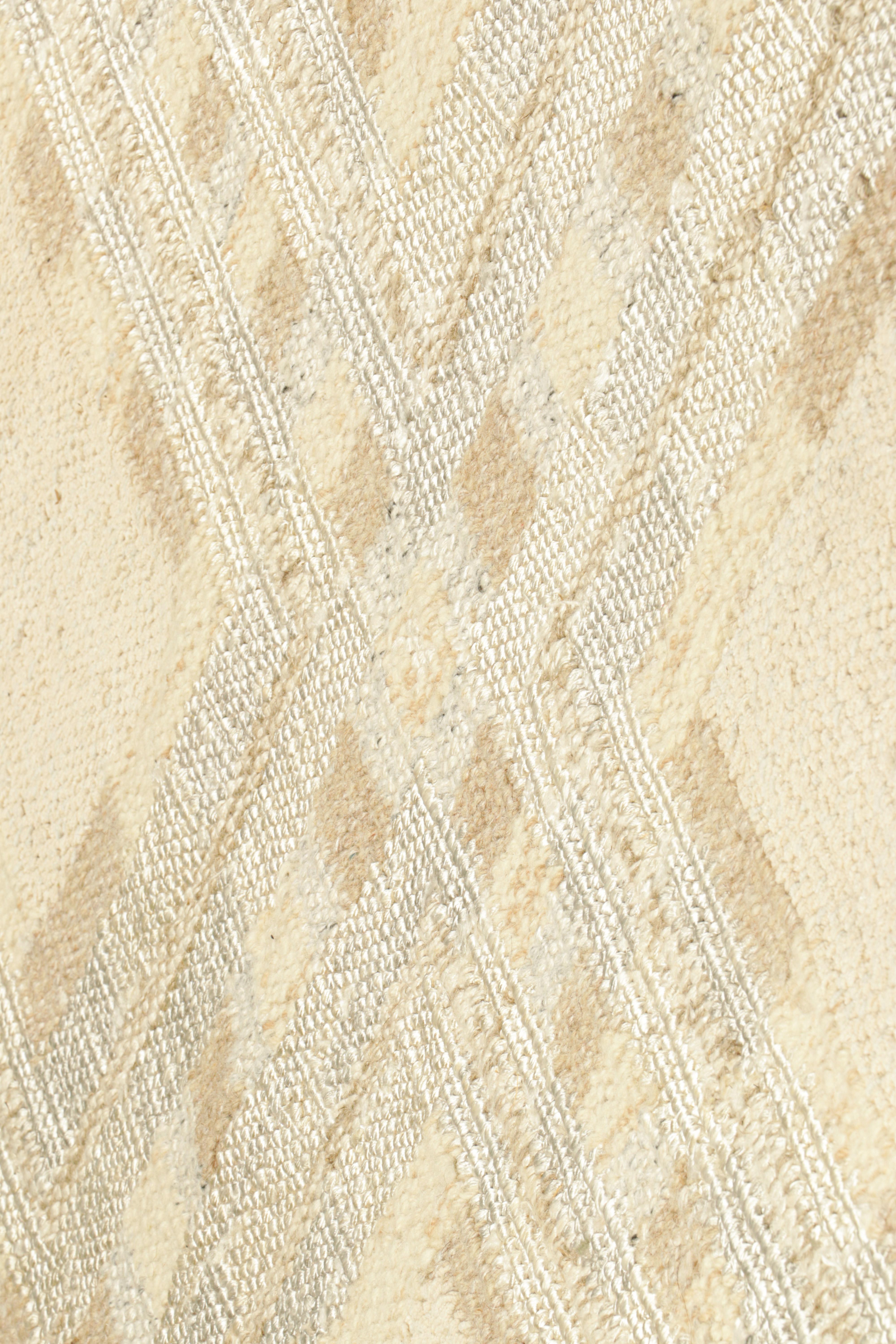 Ce tissage plat 3x5 de style suédois, tissé à la main en laine et en soie, rejoint la nouvelle ligne 
