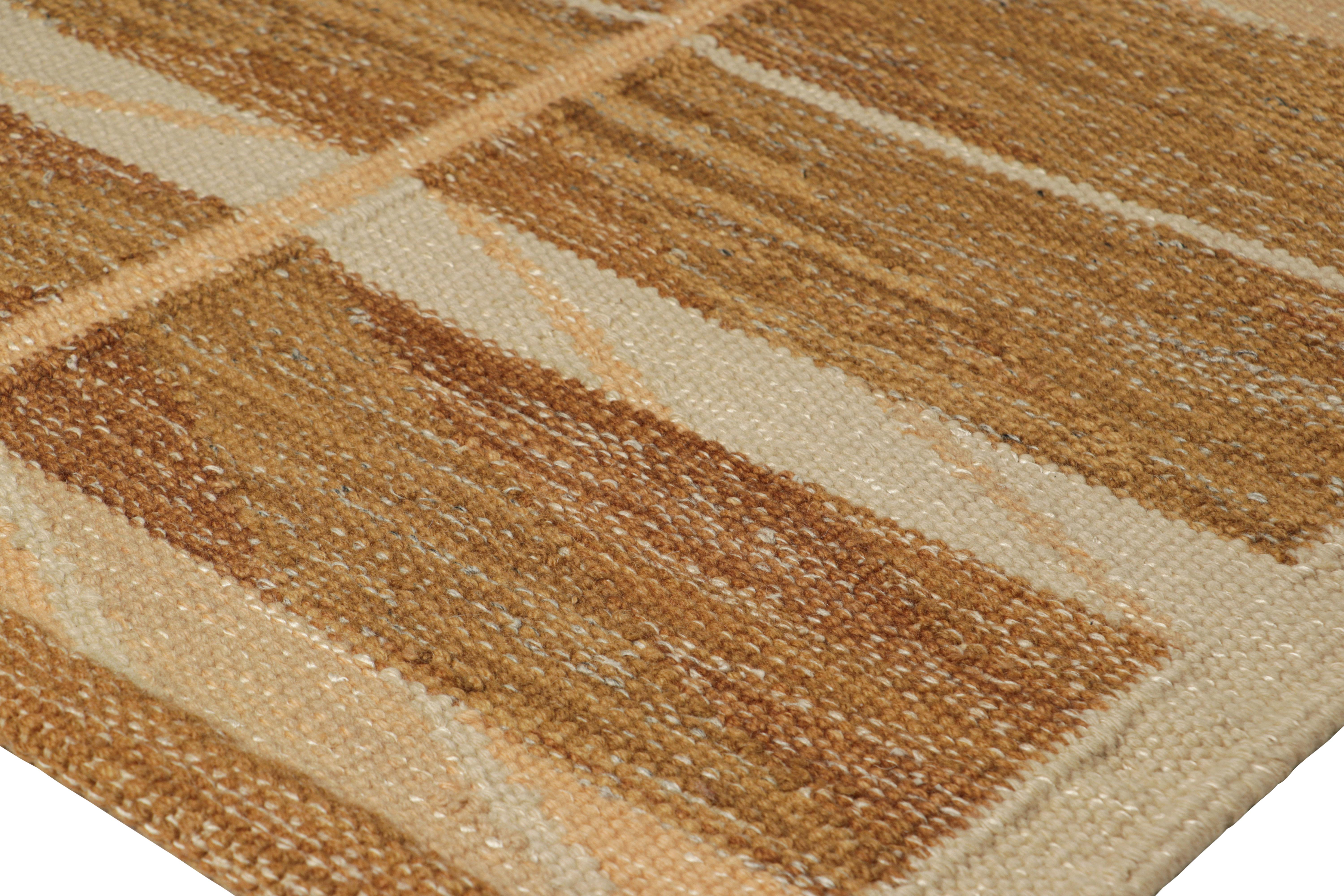 Rug & Kilim's Teppich im skandinavischen Stil in Beige-Braun mit geometrischen Mustern (Moderne) im Angebot