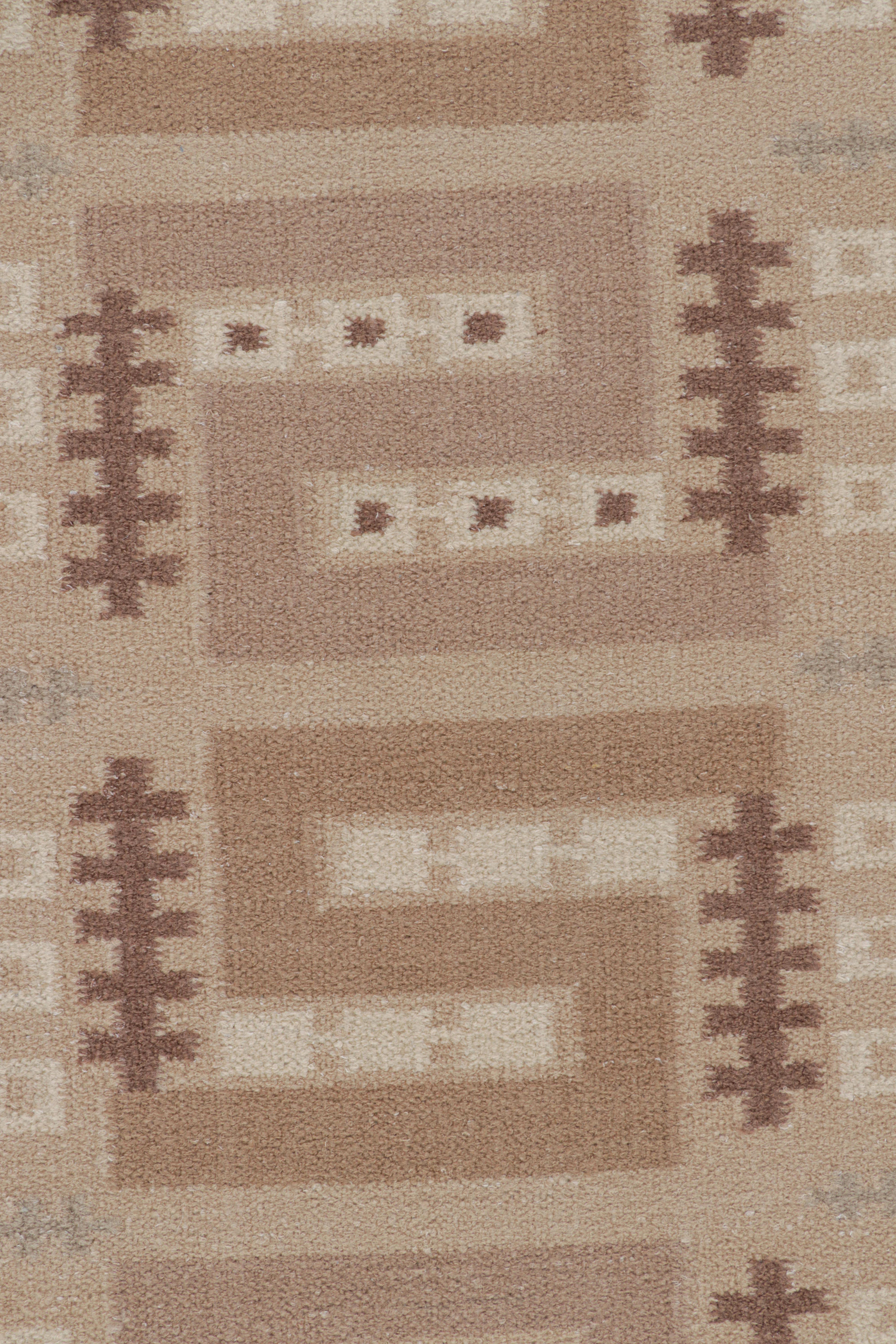 Moderne Rug & Kilim's Scandinavian Style Rug in Beige-Brown with Geometric Patterns (tapis de style scandinave à motifs géométriques) en vente