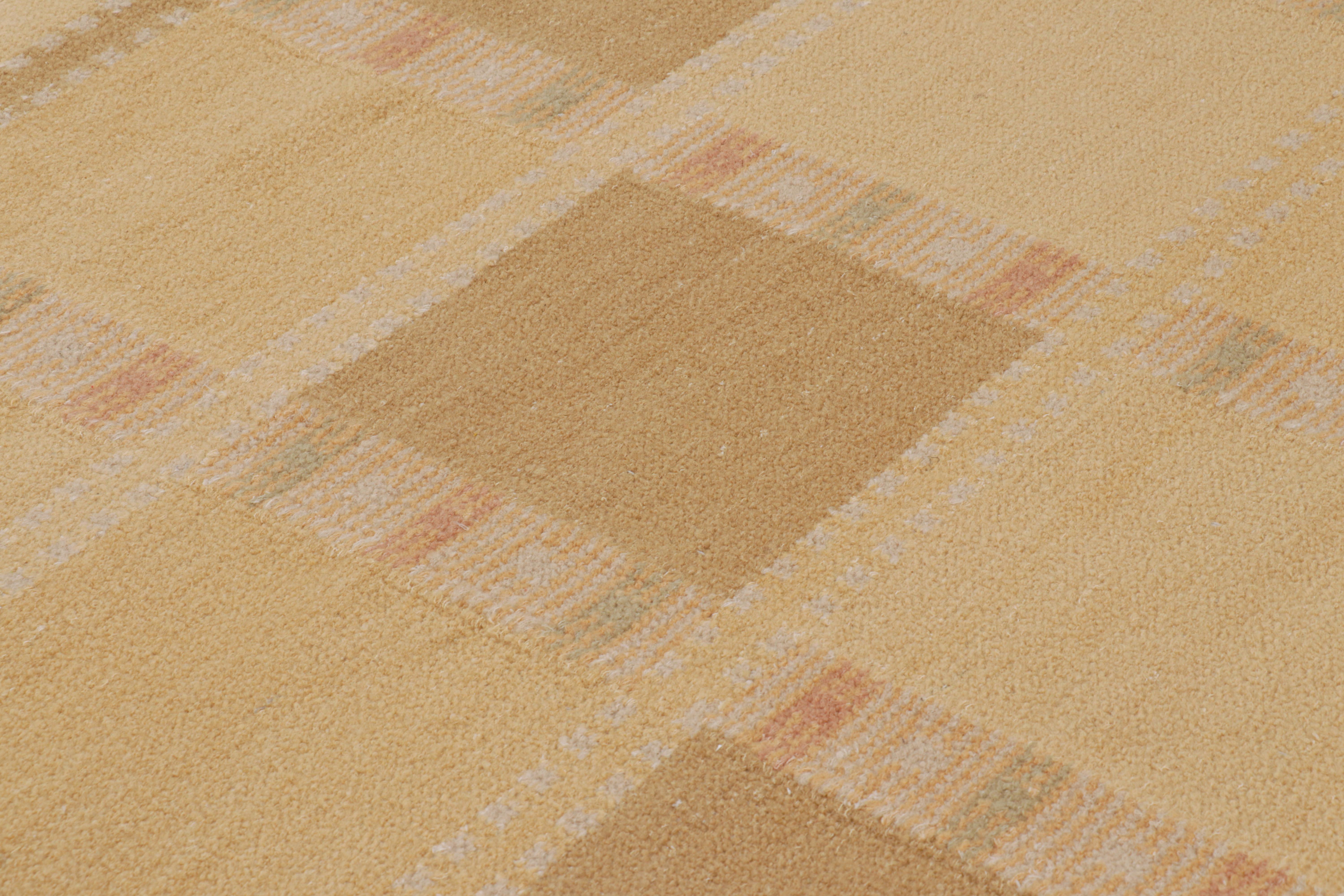 Moderne Rug & Kilim's Scandinavian Style Rug in Beige-Brown with Geometric Patterns (tapis de style scandinave à motifs géométriques) en vente