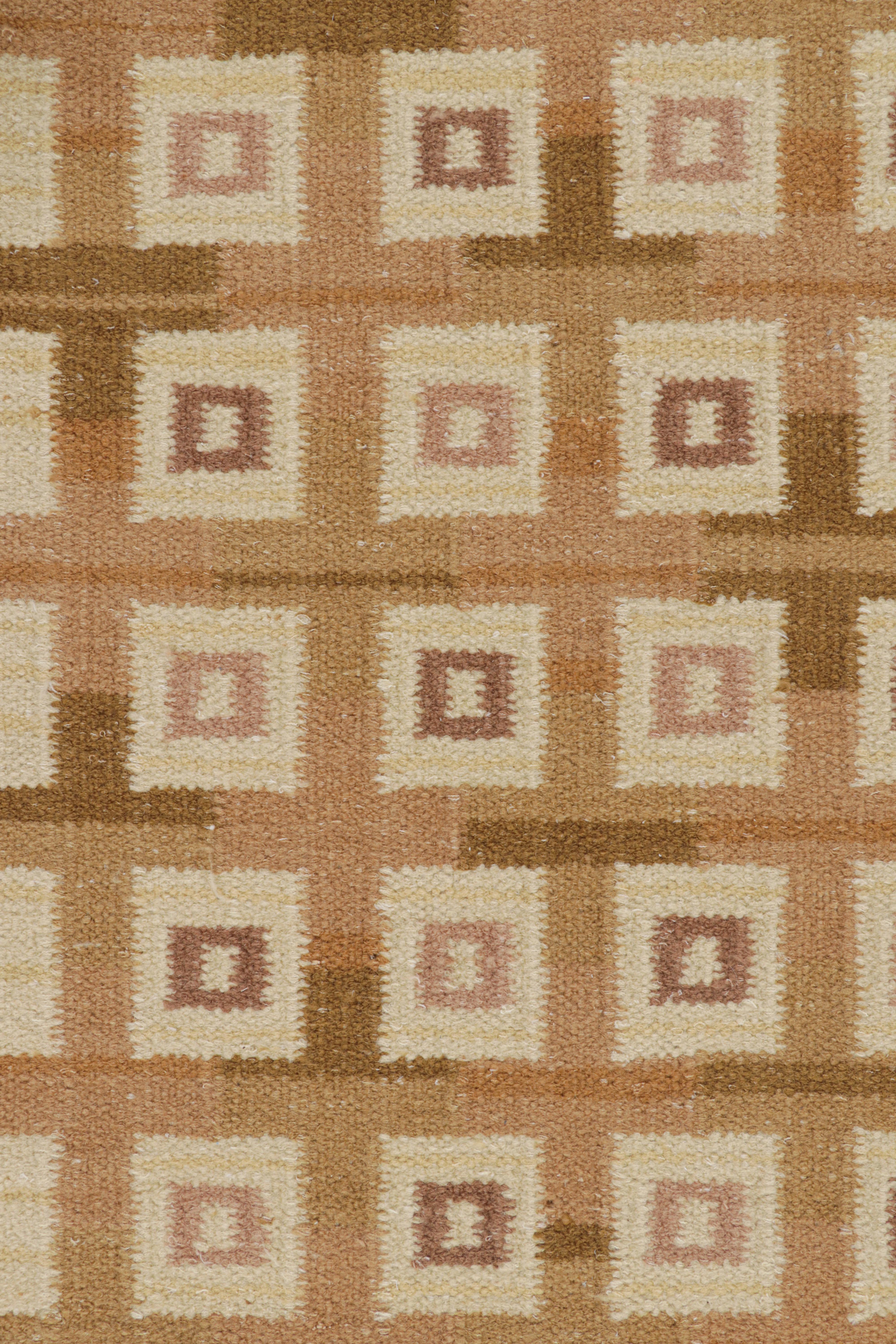 Rug & Kilim's Teppich im skandinavischen Stil in Beige-Braun mit geometrischen Mustern (Moderne) im Angebot
