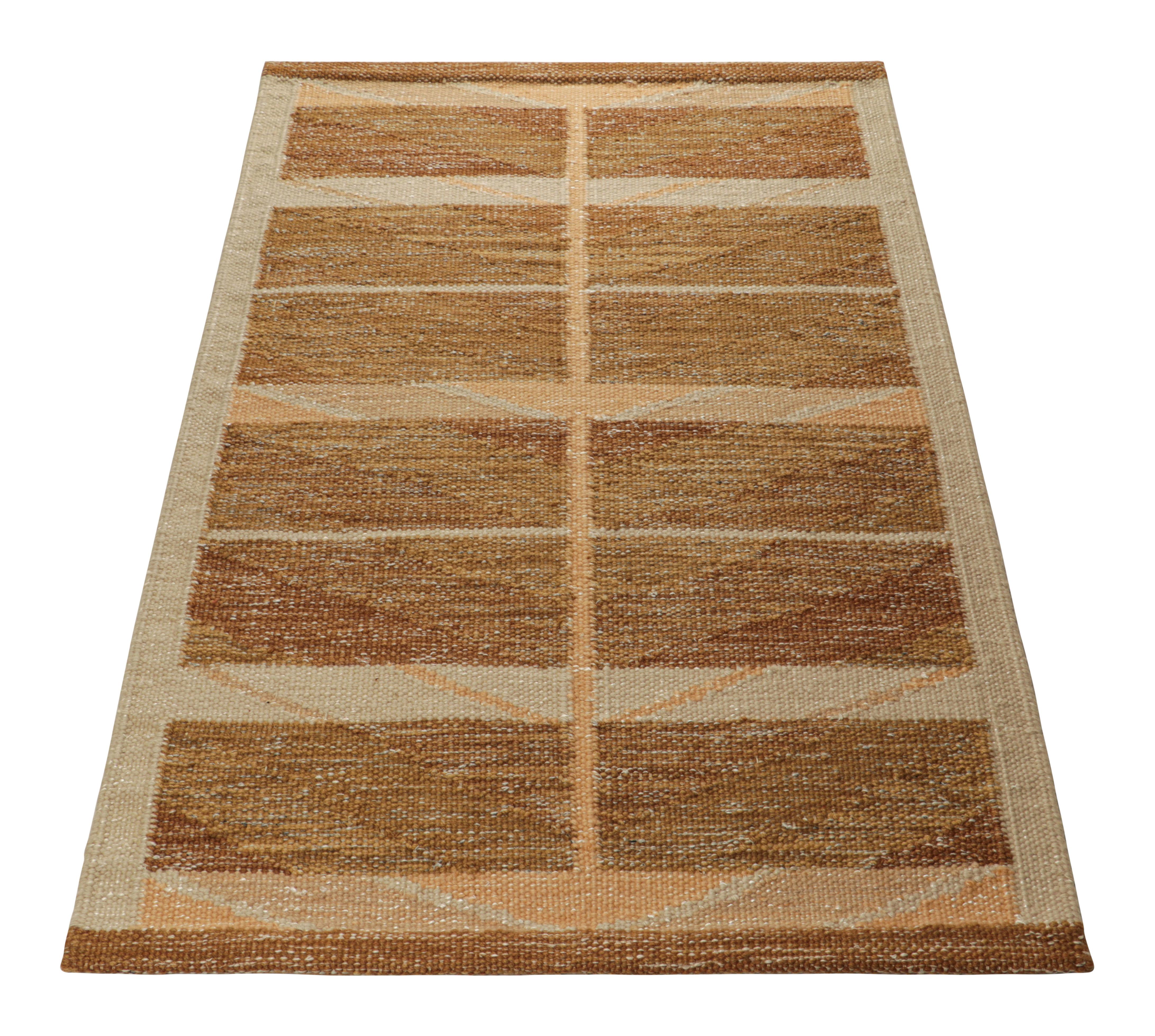 Rug & Kilim's Teppich im skandinavischen Stil in Beige-Braun mit geometrischen Mustern (Indisch) im Angebot