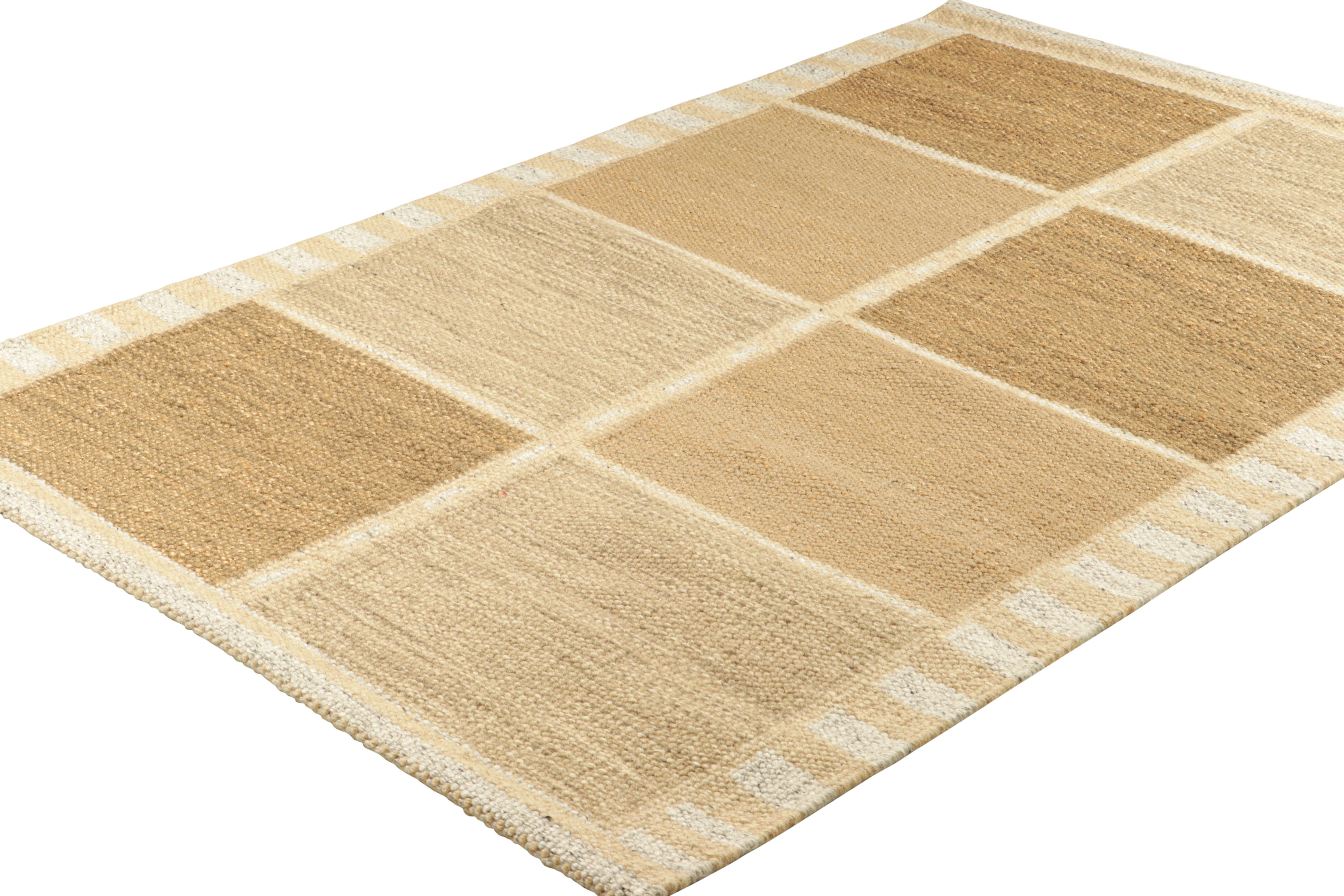Rug & Kilim's Teppich im skandinavischen Stil in Beige-Braun mit geometrischen Mustern (Indisch) im Angebot